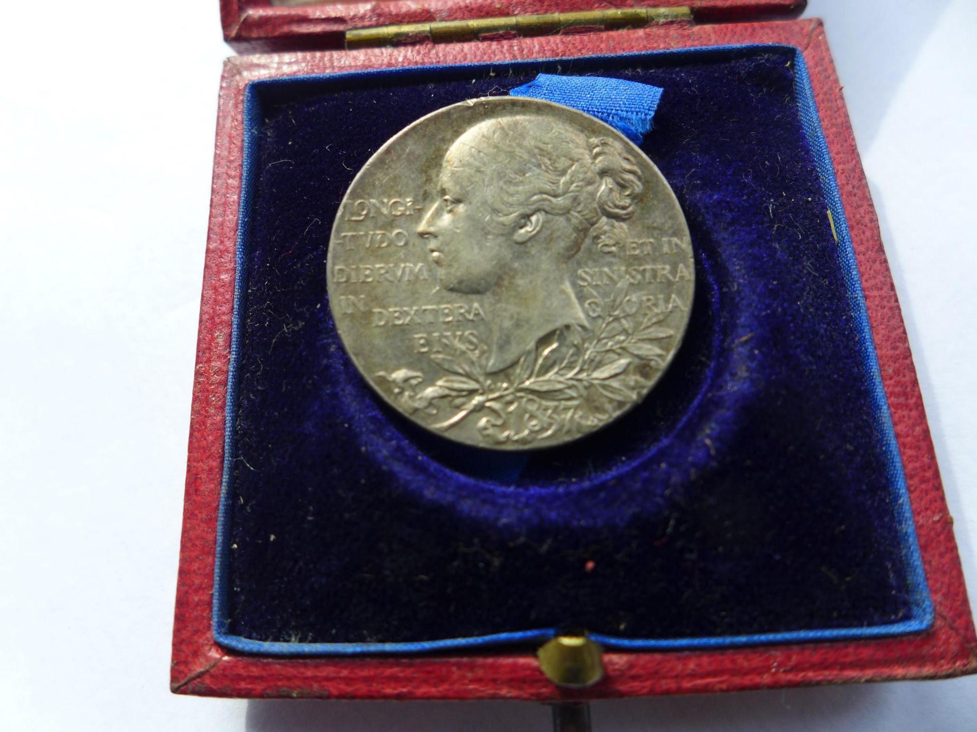 A CASED QUEEN VICTORIA DIAMOND JUBILEE SILVER 25MM MEDAL DATED 1897 - Image 3 of 3