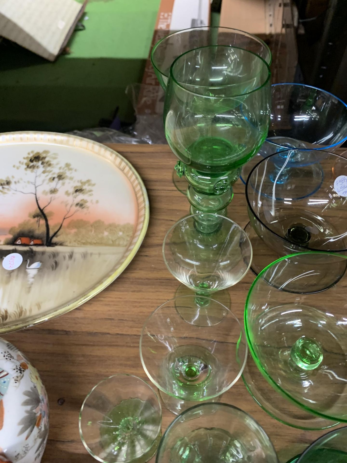 A QUANTITY OF COLOURED GLASS TO INCLUDE DESSERT BOWLS AND DRINKING GLASSES - Bild 5 aus 5