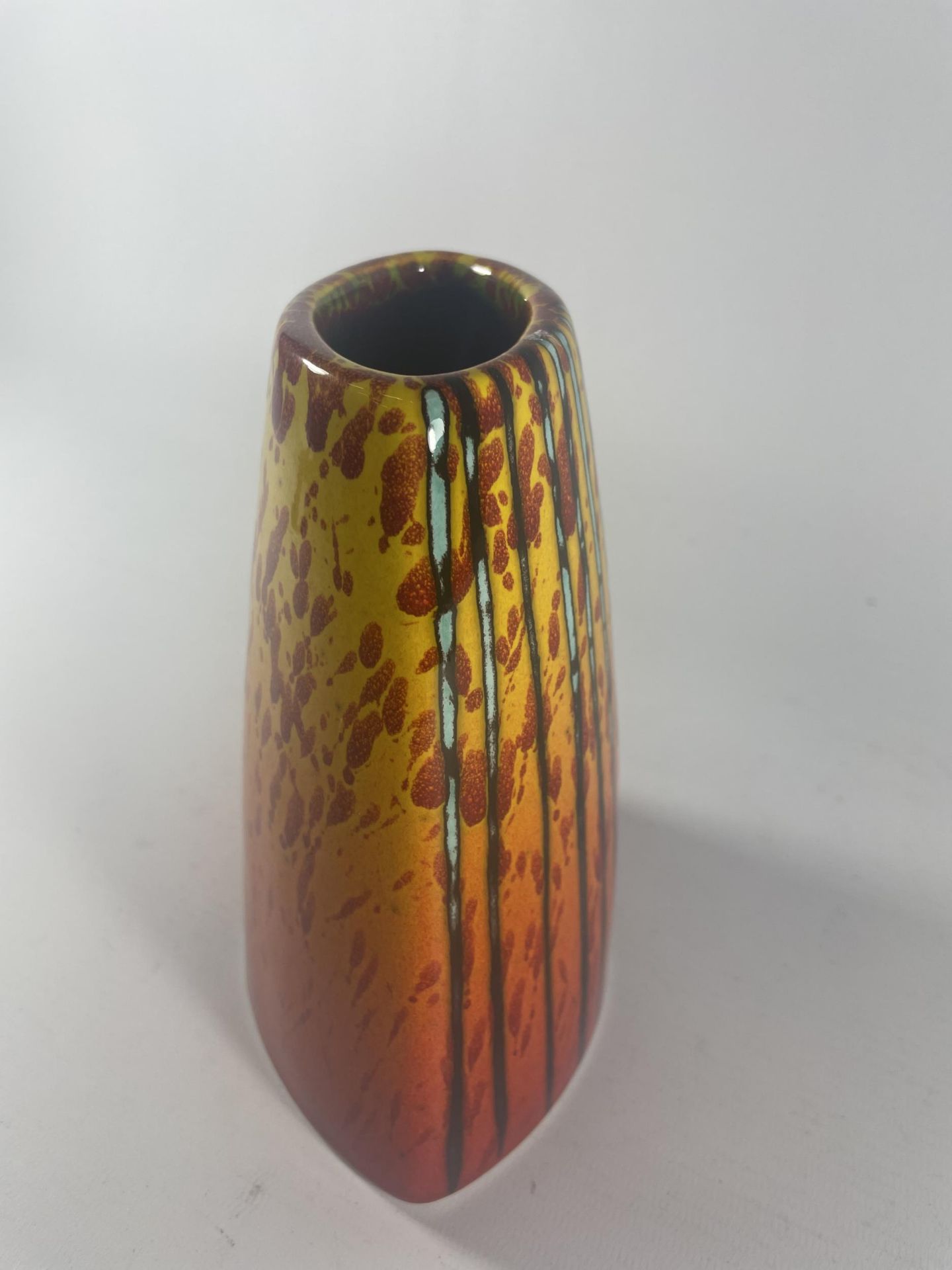 AN ANITA HARRIS HAND PAINTED AND SIGNED BRIMSTONE VASE - Image 2 of 5