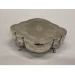 A HALLMARKED SILVER LIDDED TRINKET BOX ON PAW FEET, HALLMARKS FOR BIRMINGHAM, 1910, 9.5CM LENGTH