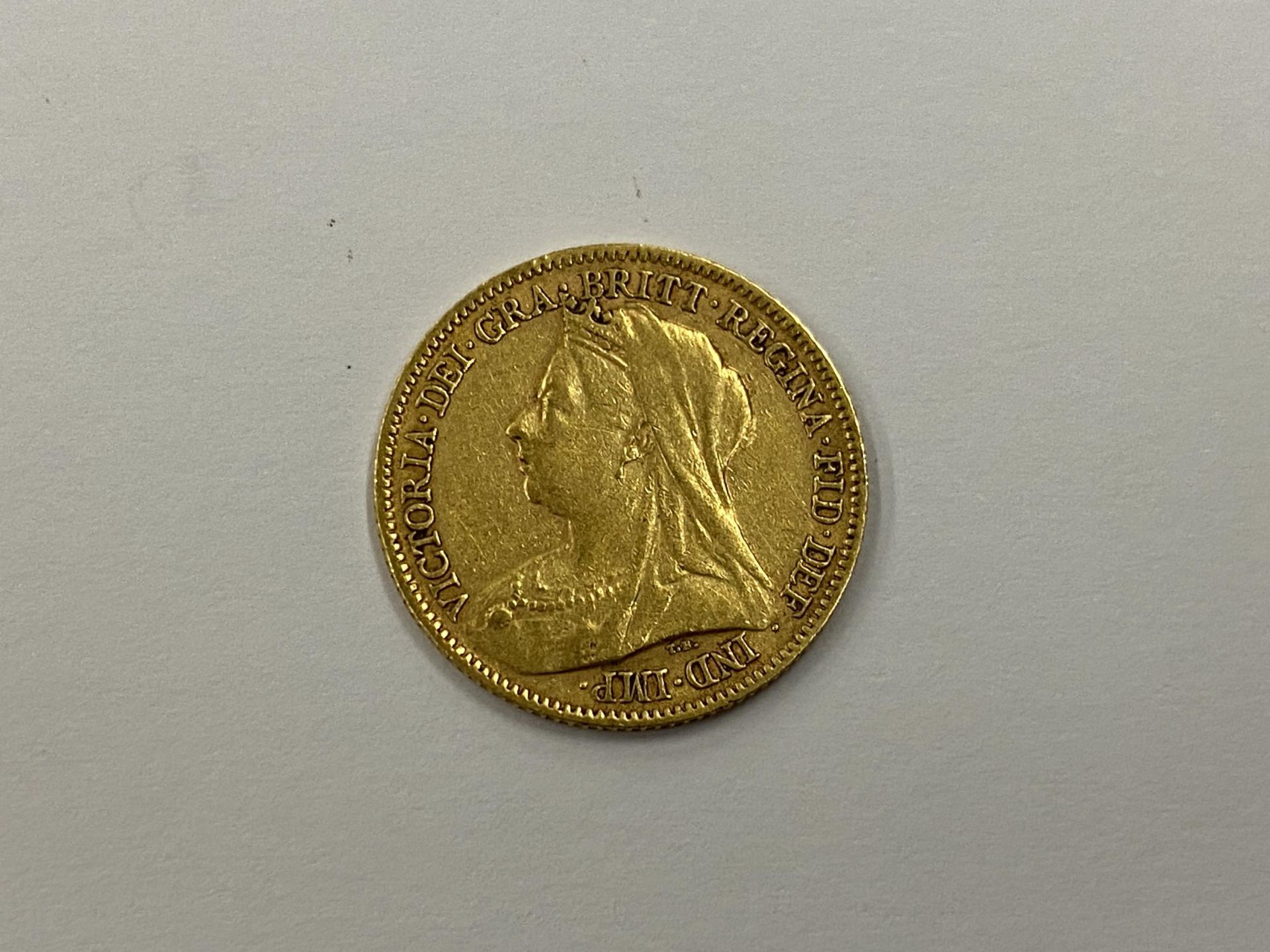 A VICTORIAN 1901 GOLD HALF SOVEREIGN COIN - Image 2 of 2