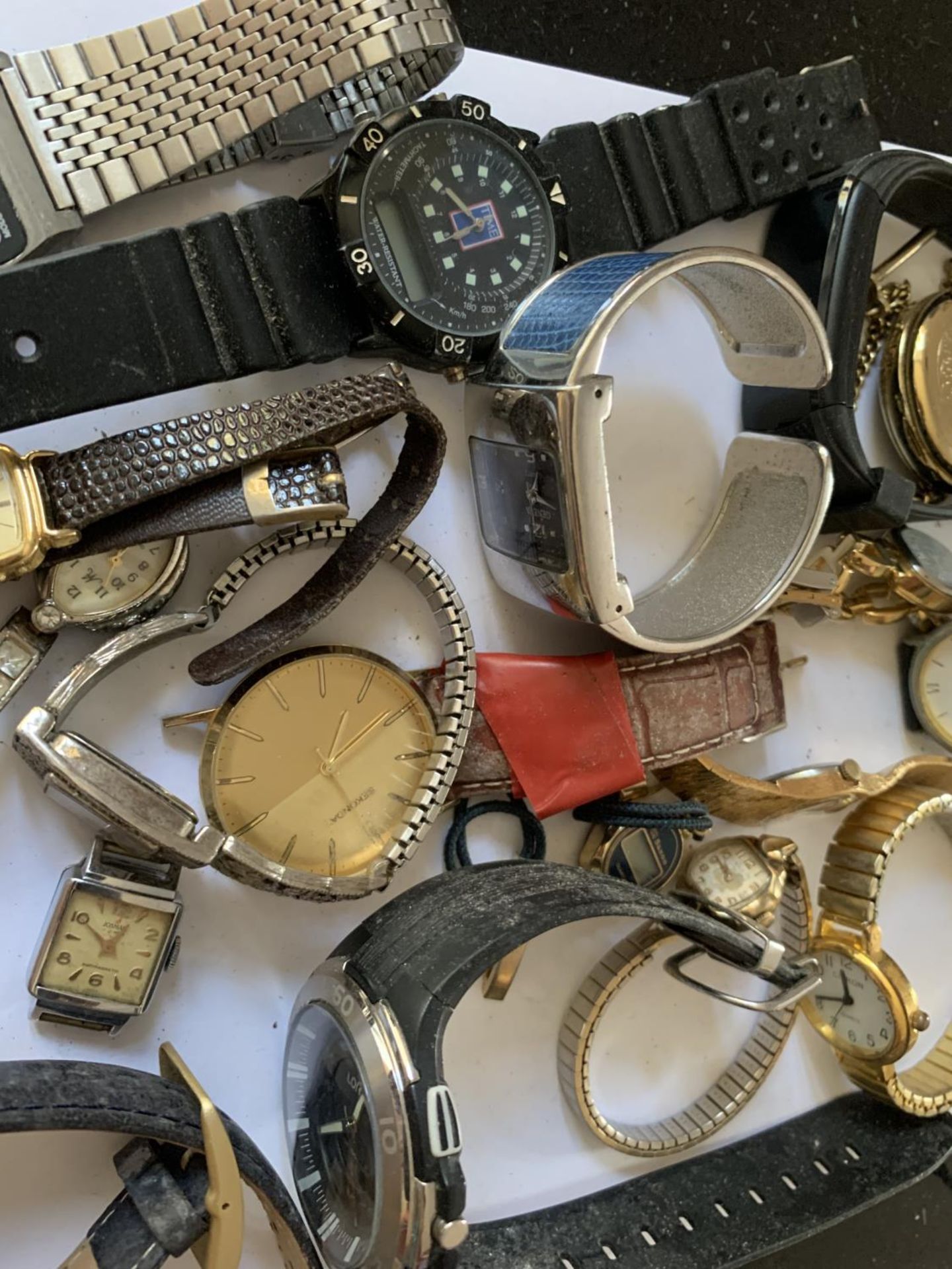 A LARGE COLLECTION OF WATCHES AND WATCH PARTS - Image 3 of 4