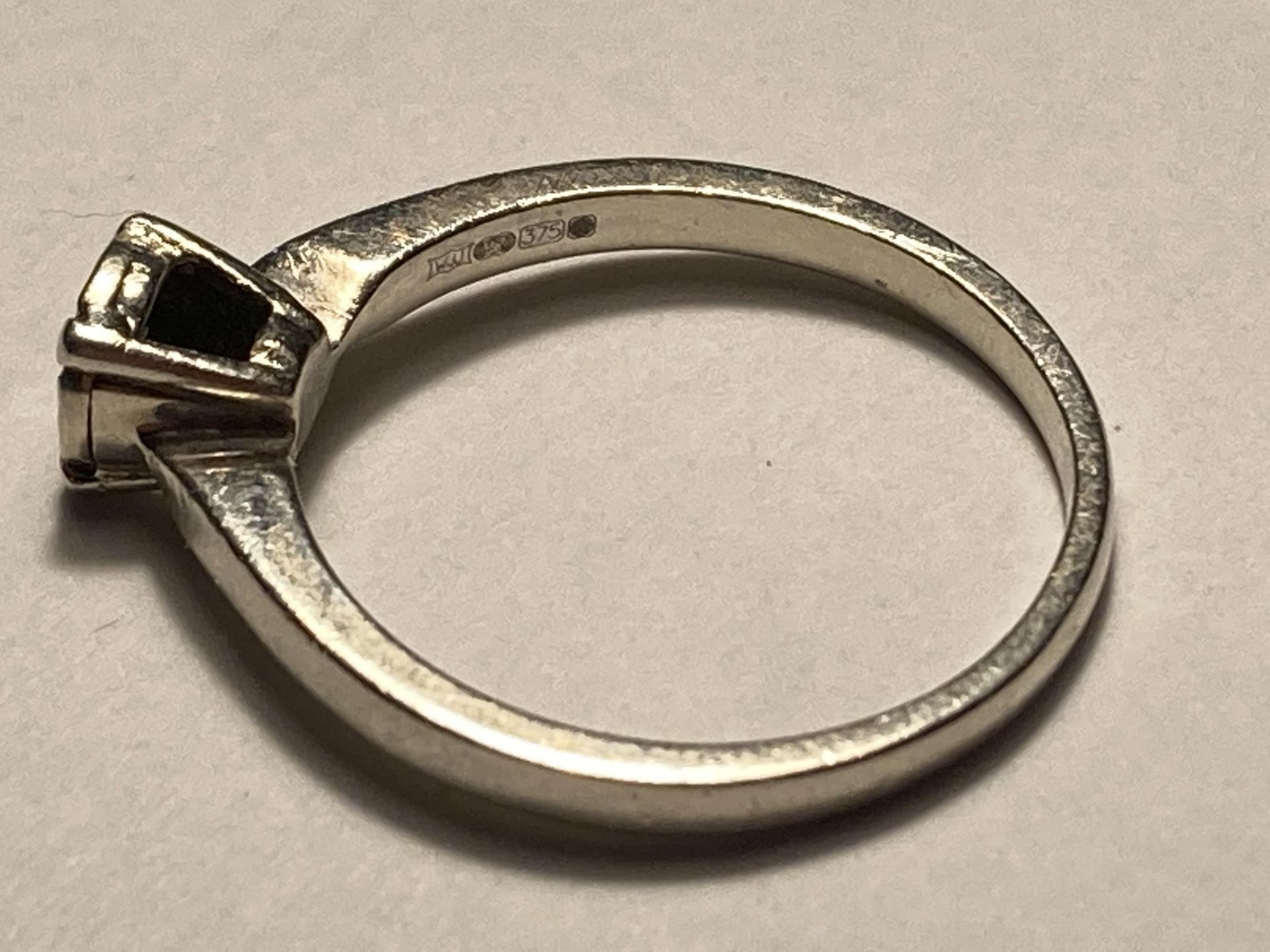 A 9 CARAT WHITE GOLD RING WITH SEVEN DIAMOND CHIPS SIZE N - Image 2 of 3