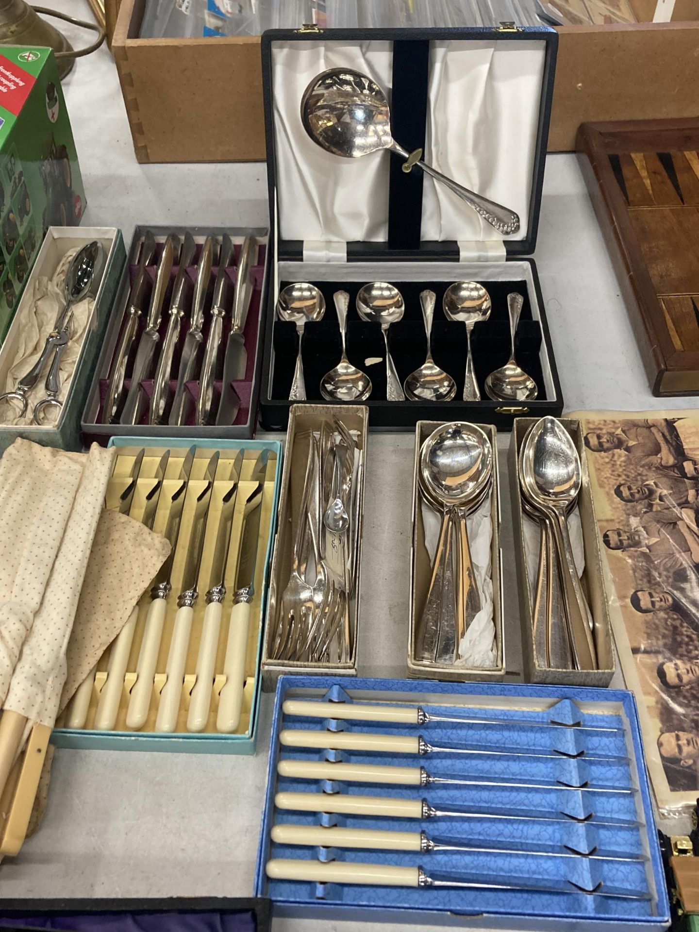 A LARGE QUANTITY OF BOXED VINTAGE FLATWARE TO INCLUDE FISH KNIVES AND FORKS, SERVING SPOONS, ETC - Image 3 of 8