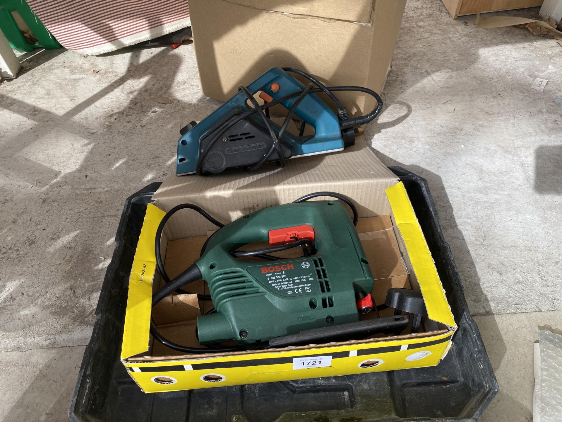 AN ASSORTMENT OF POWER TOOLS TO INCLUDE A TITAN SDS DRILL AND A BLACK AND DECKER ELECTRIC WOOD PLANE - Image 3 of 4