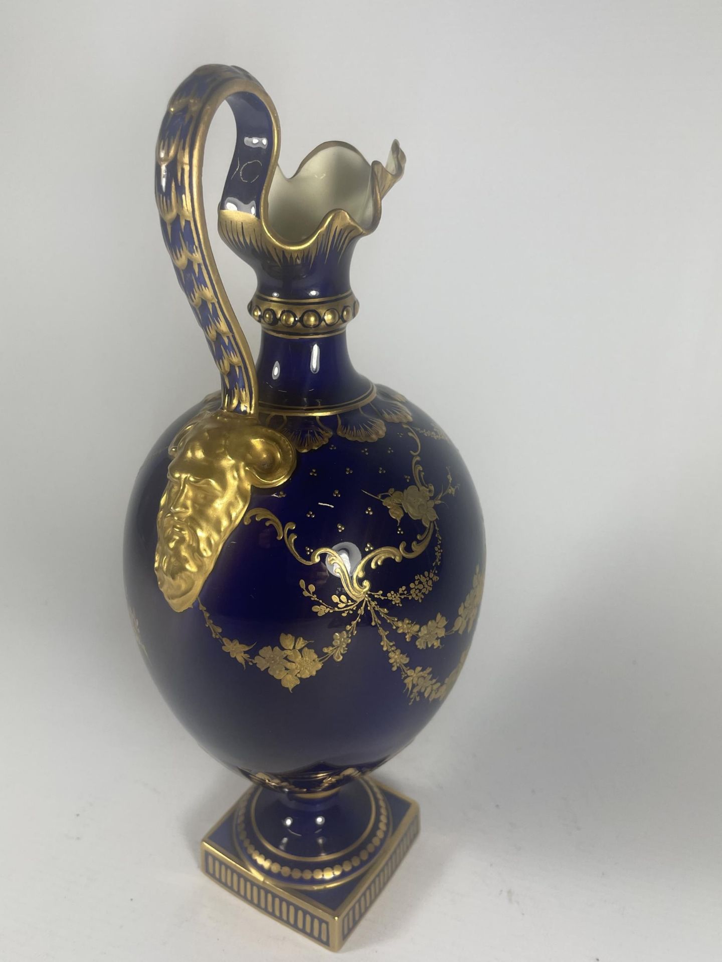 A ROYAL CROWN DERBY EWER DECORATED IN COBALT BLUE AND GILT DESIGN - Image 2 of 4