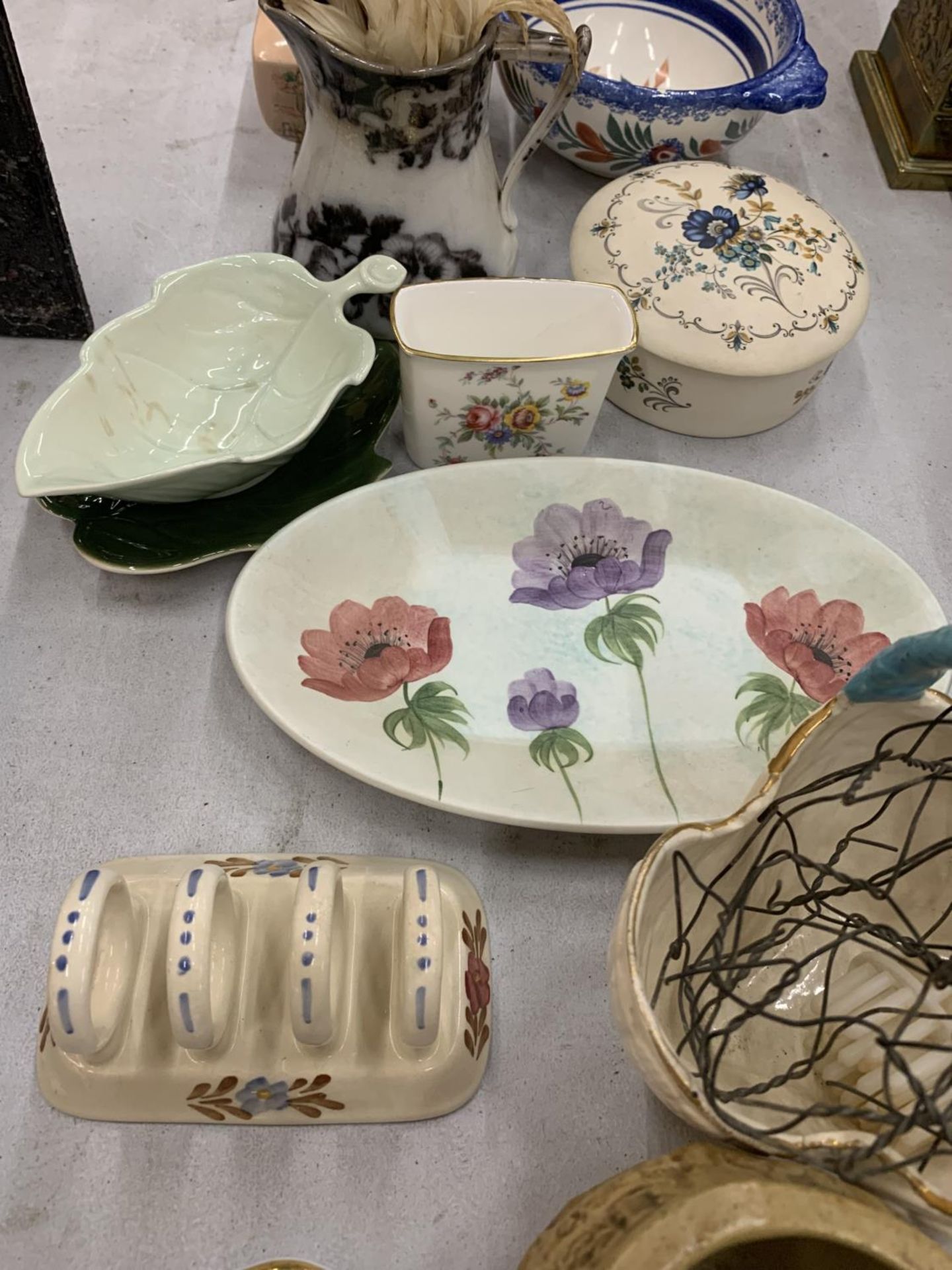 A MIXED LOT OF CERAMIC ITEMS TO INCLUDE TRINKET DISHES, A CARLTO WARE LEAF SHAPED JUG AND SAUCER, - Image 4 of 7