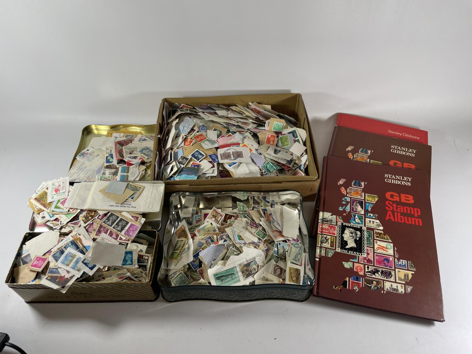 A LARGE COLLECTION OF STAMPS TO INCLUDE BRITISH EMPIRE AND THREE BLANK STANLEY GIBBONS GB ALBUMS