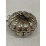 AN ORNATE SILVER LIDDED POT, WEIGHT 136G