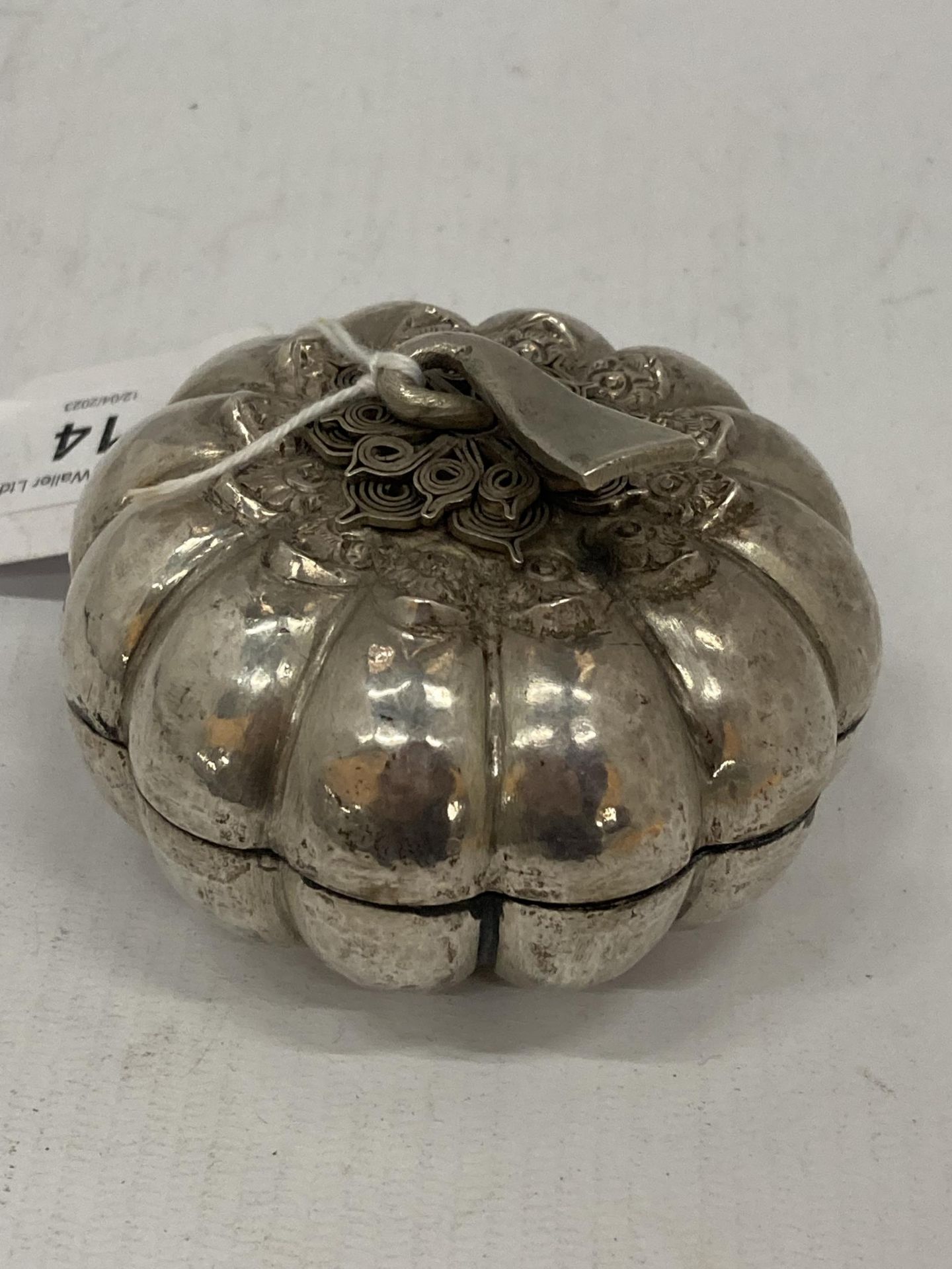 AN ORNATE SILVER LIDDED POT, WEIGHT 136G