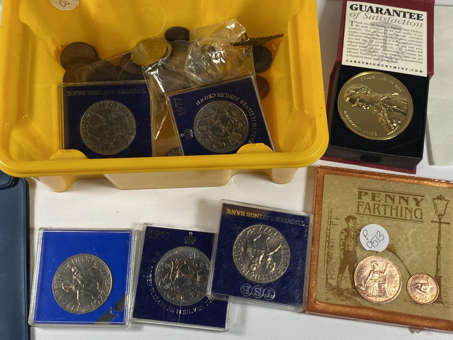 A MIXED LOT OF COINS TO INCLUDE BRITAINS FIRST DECIMAL COINS X 2, COMMEMORATIVE CROWNS ETC - Image 2 of 5