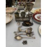 A QUANTITY OF SILVER PLATED ITEMS TO INCLUDE A LARGE ENGRAVED GOBLET, FLATWARE, SAUCE JUG AND
