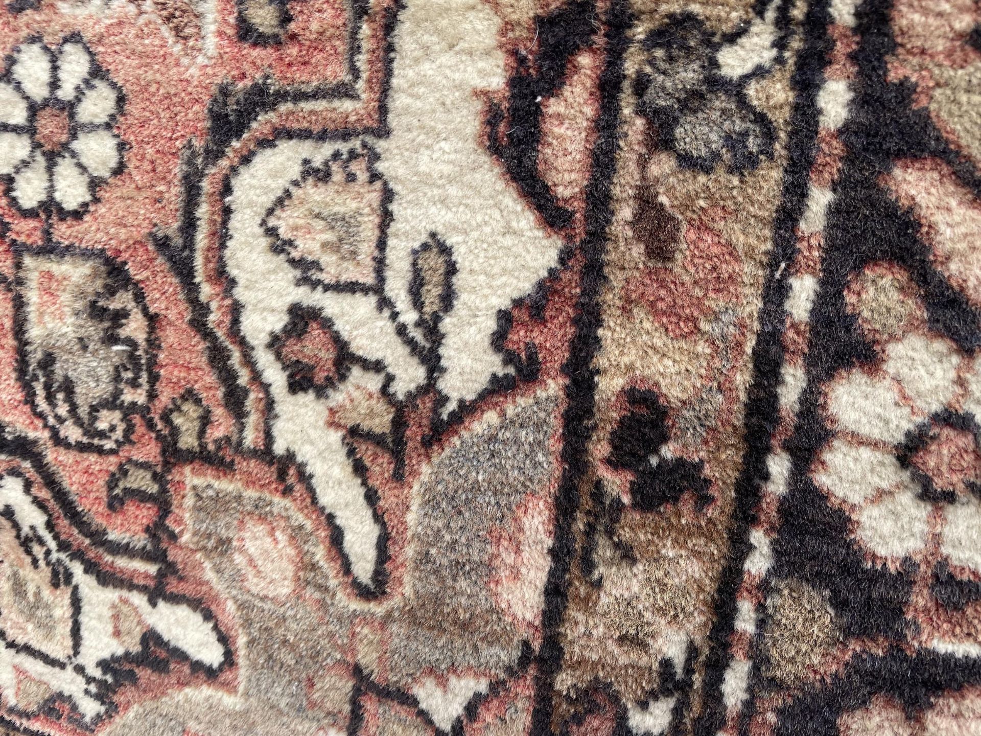 A VINTAGE HAND KNOTTED RED PATTERNED FRINGED RUG - Image 3 of 3