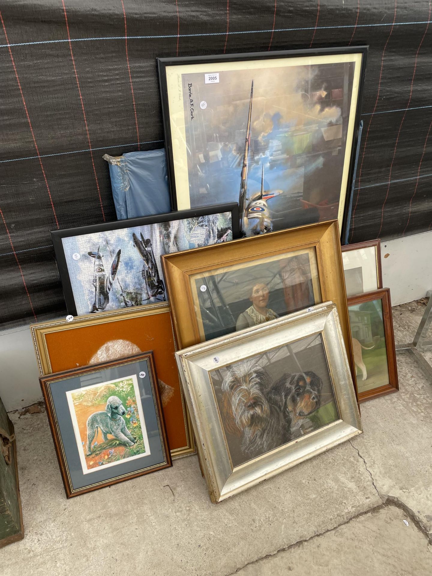 AN ASSORTMENT OF FRAMED PRINTS AND PICTURES