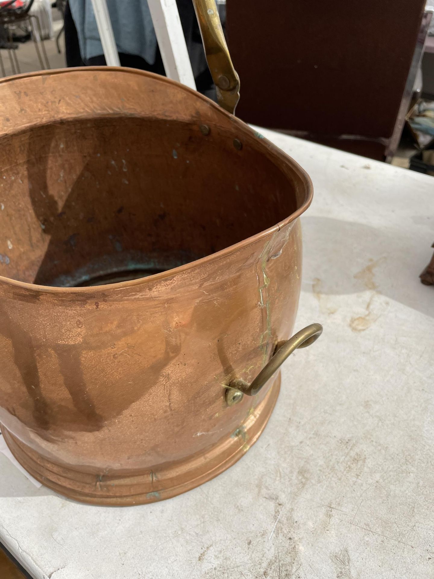 A VINTAGE BRASS AND COPPER COAL BUCKET - Image 2 of 2