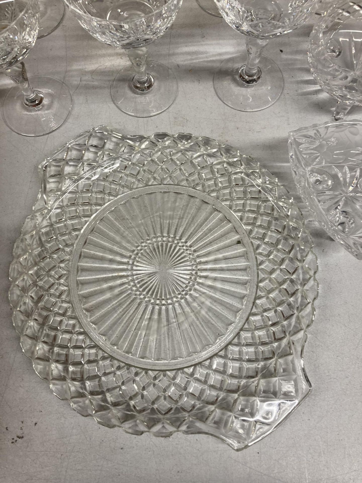 A QUANTITY OF GLASSWARE TO INCLUDE DESSERT BOWLS, SUGAR BOWLS, JUGS AND TRAY - Image 5 of 5