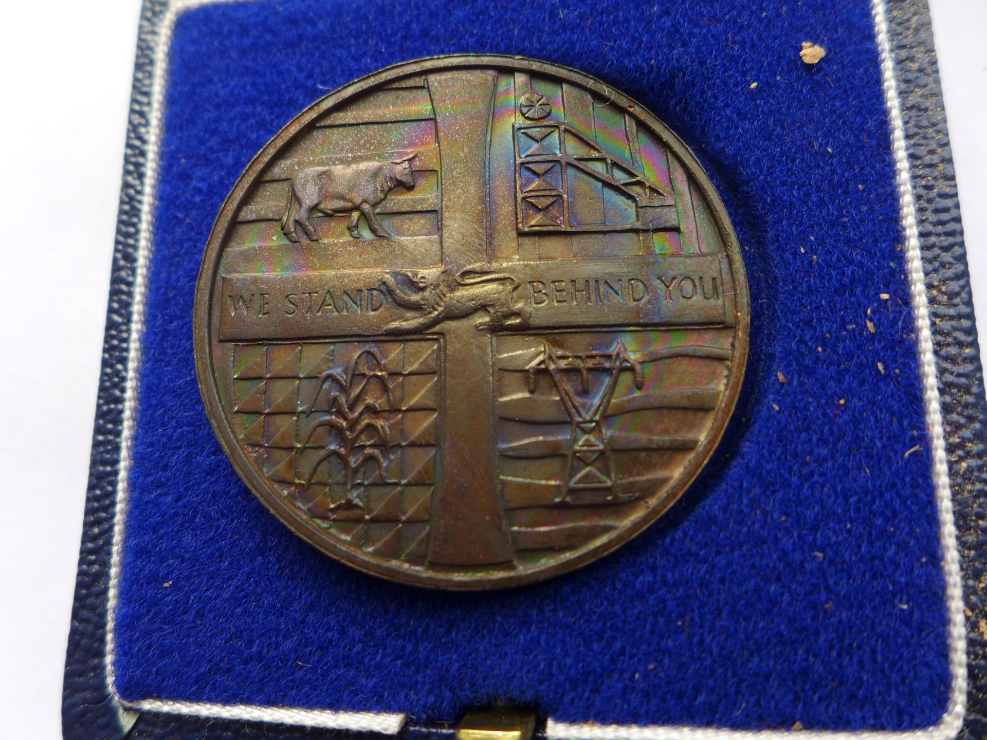 A CASED BRONZE RHODESIAN INDEPENDANCE MEDAL DATED NOVEMBER 11TH 1965, 37MM - Image 3 of 4