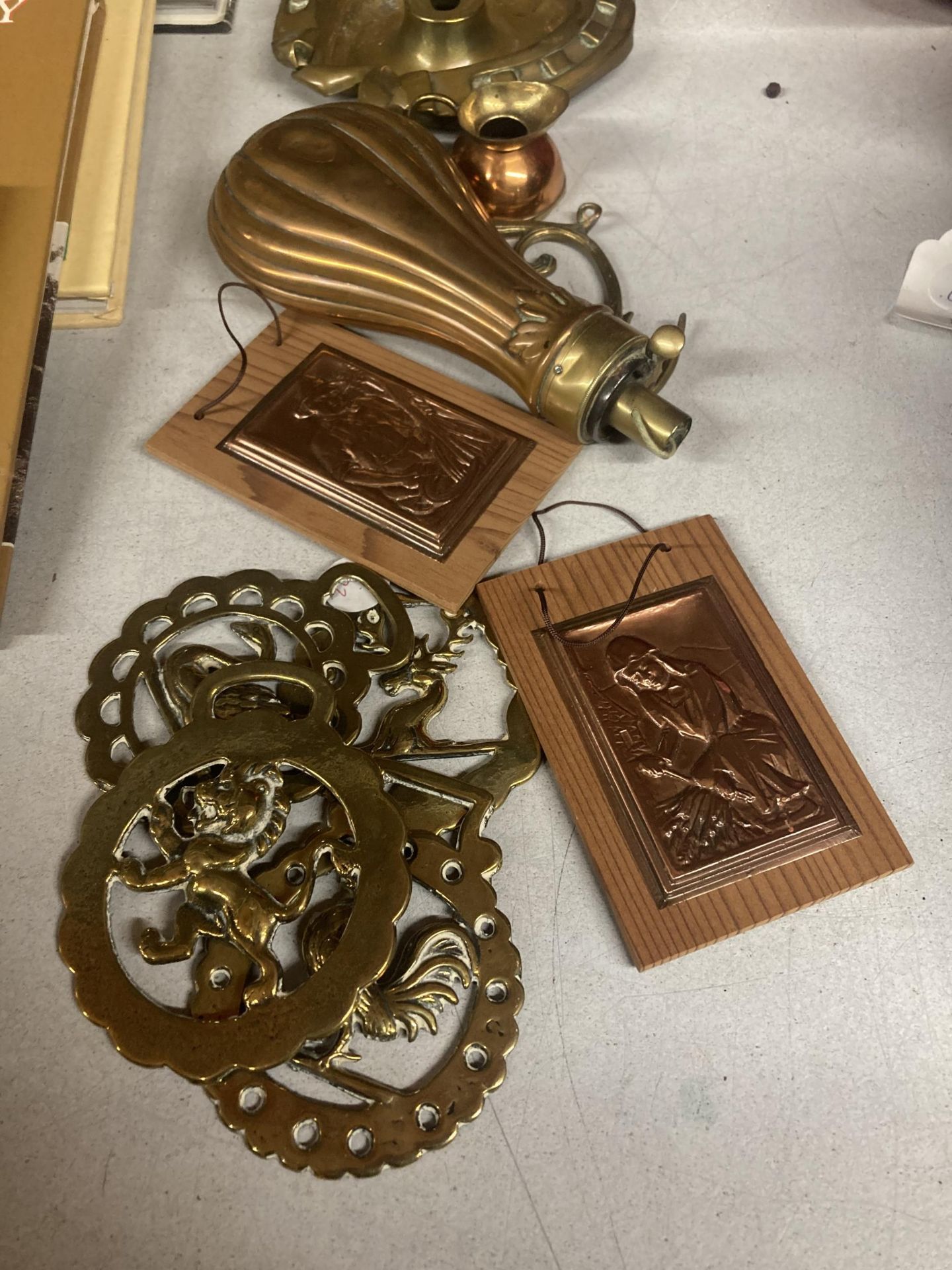 A QUANTITY OF BRASS AND COPPER TO INCLUDE HORSE BRASSES, LAMP BASE, SMALL JUG, WALL PLAQUE'S ETC., - Image 4 of 4