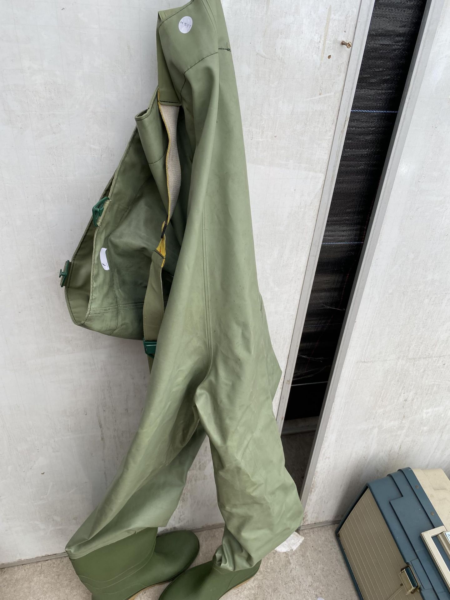 A PAIR OF SIZE 11 OCEAN FISHING CHEST WADERS - Image 3 of 4