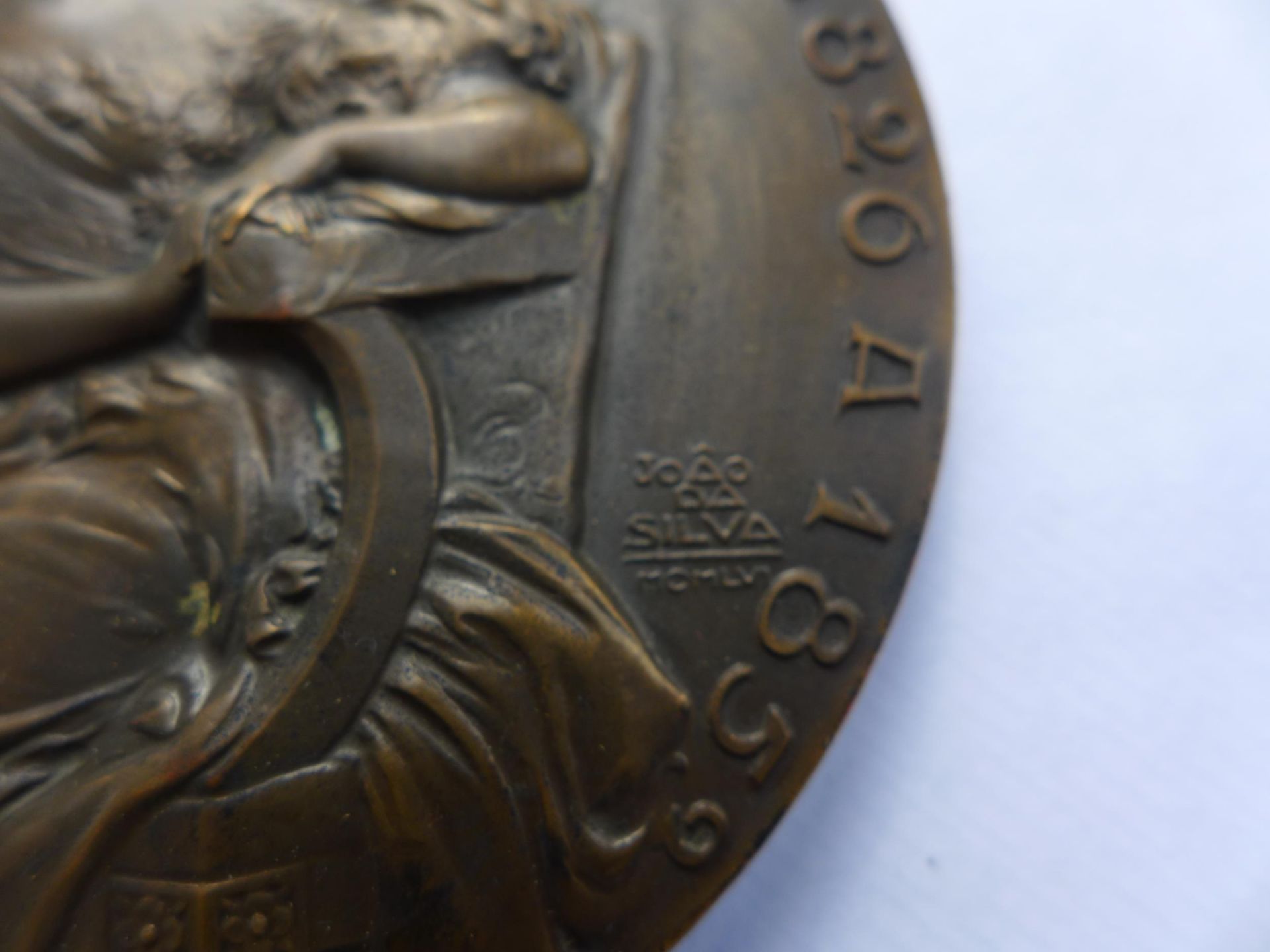 A LARGE BRONZE MARIA II OF PORTUGAL MEDAL DATED 1953, 90MM, BY JAO DA SILVA - Image 2 of 4