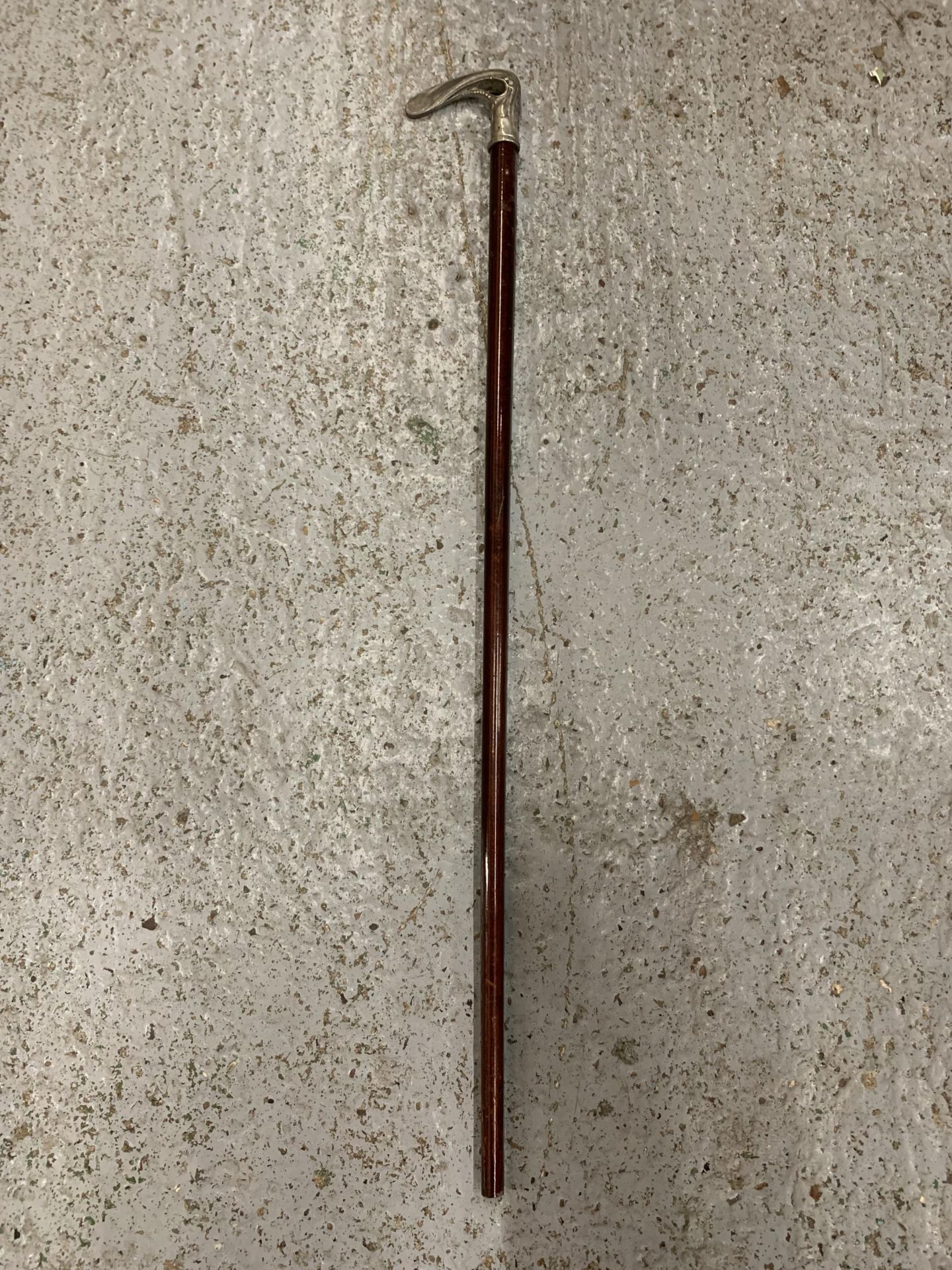 A VINTAGE WALKING STICK WITH A DECORATIVE WHITE METAL HANDLE