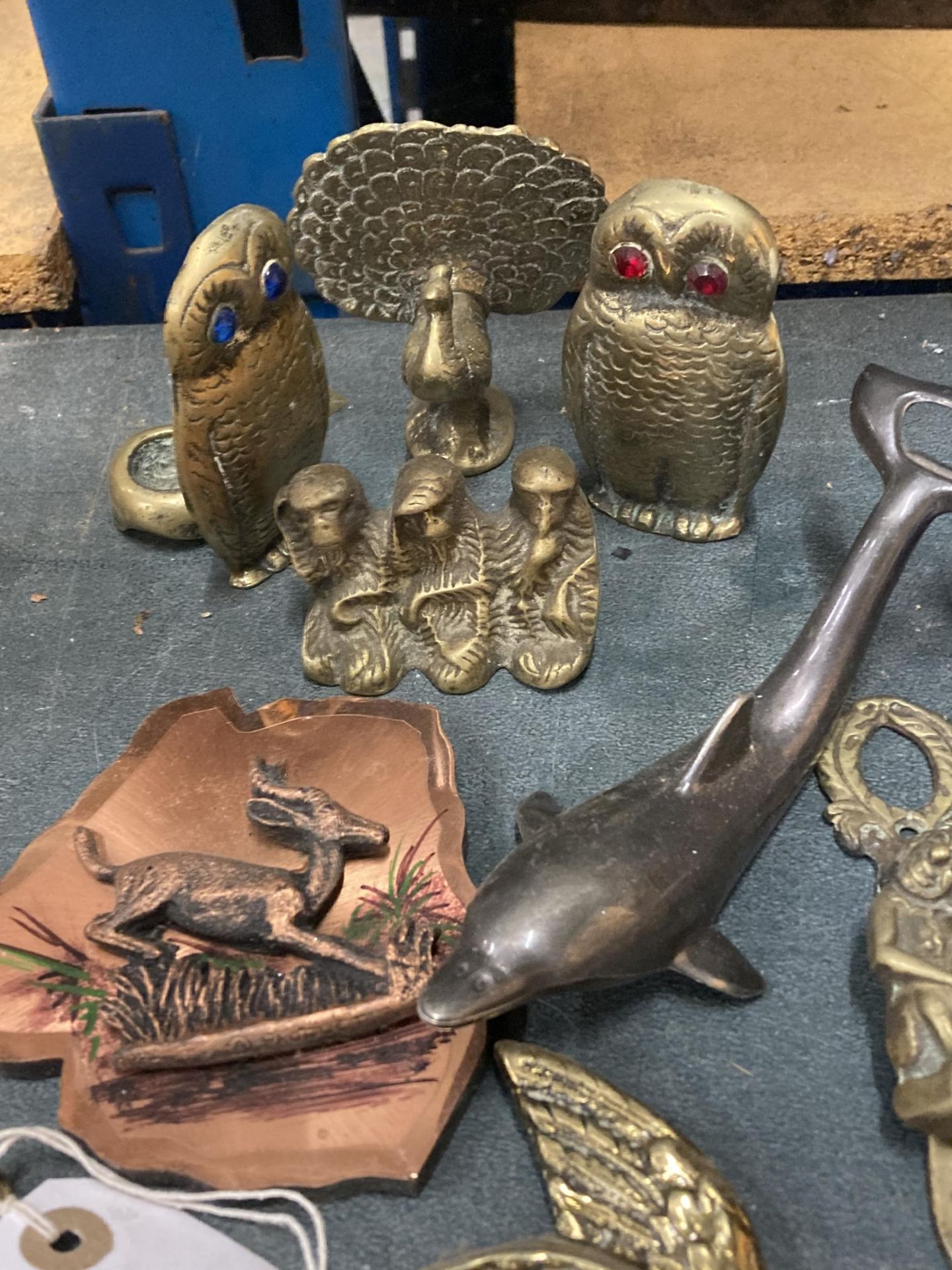 A QUANTITY OF BRASSWARE TO INCLUDE ANIMAL FIGURES, BOTTLE OPENERS - Image 5 of 5