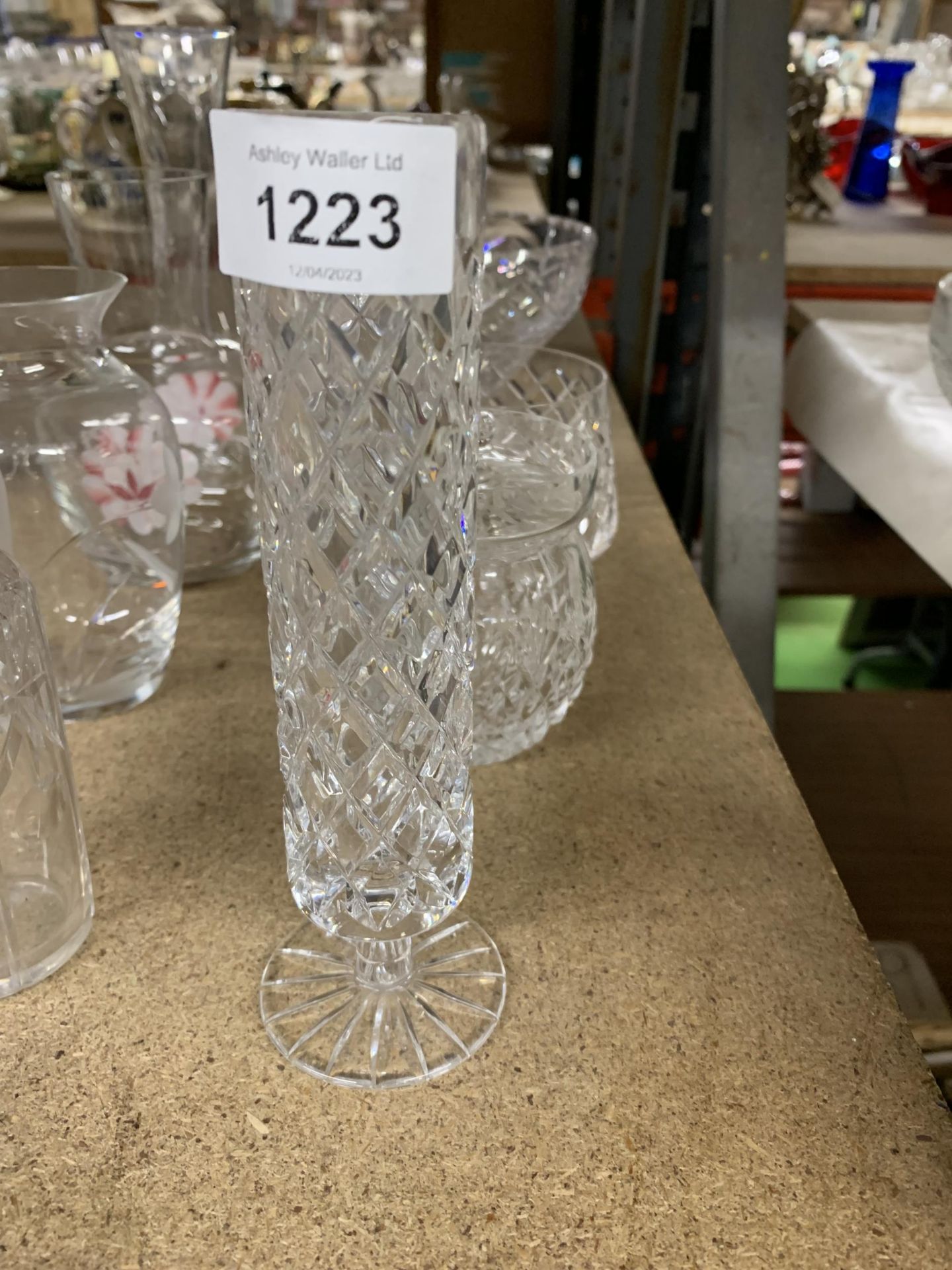 A QUANTITY OF GLASSWARE TO INCLUDE VINEGAR BOTTLE WITH STOPPER, BOWL, VASES, ETC., - Image 2 of 5