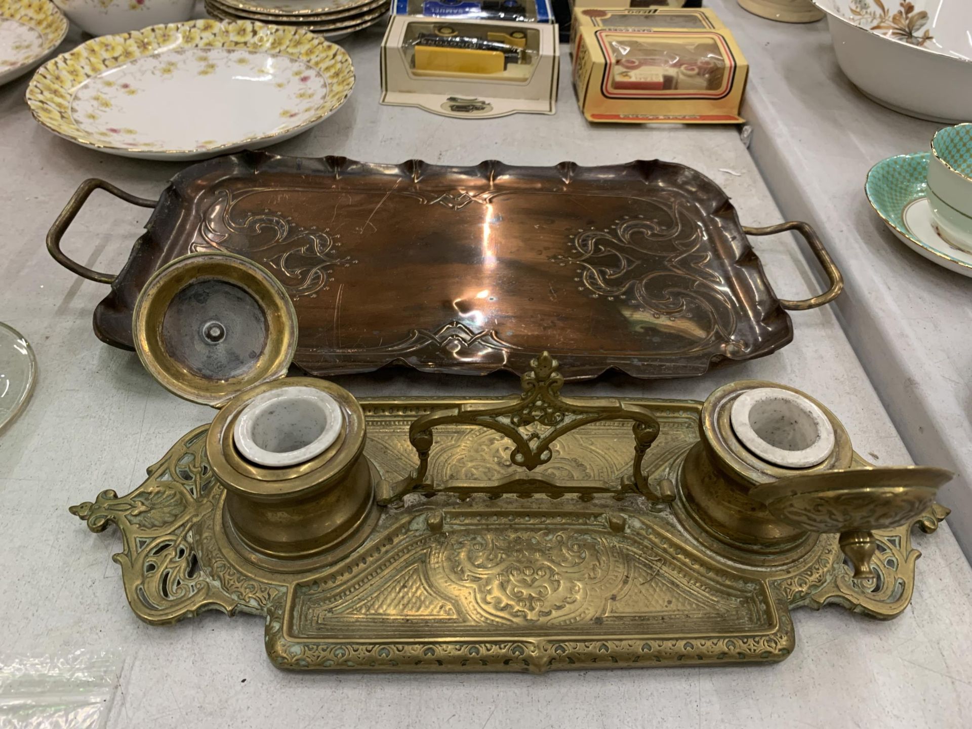 AN ARTS AND CRAFTS STYLE COPPER TRAY PLUS A BRASS DESK TIDY WITH INKWELLS AND CERAMIC LINERS