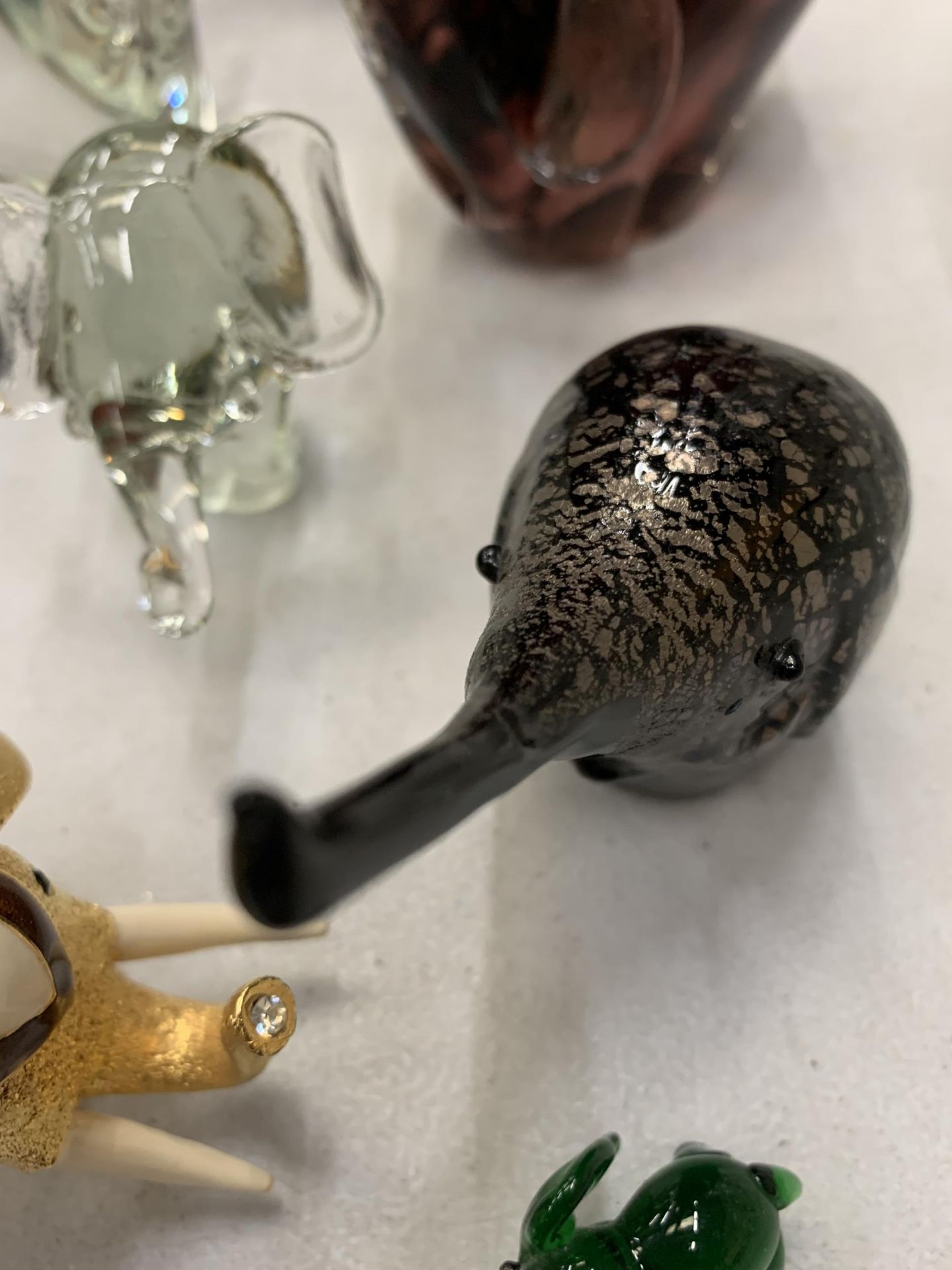 A MIXED LOT TO INCLUDE GLASS ANIMAL PAPERWEIGHTS, MINIATURE GLASS ANIMALS AND THREE ELEPHANTS - Image 5 of 6