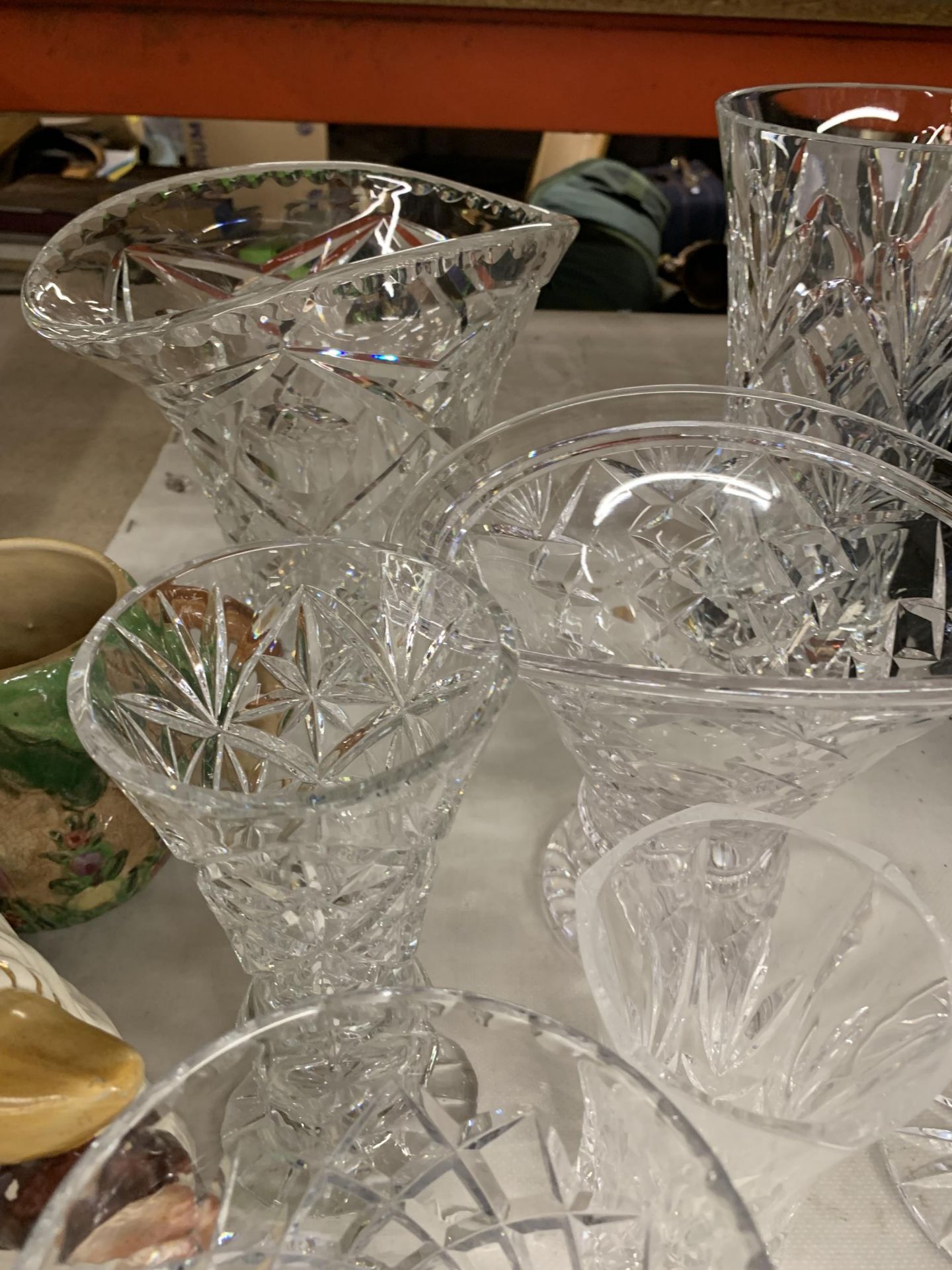 A QUANTITY OF GLASS VASES - Image 3 of 5