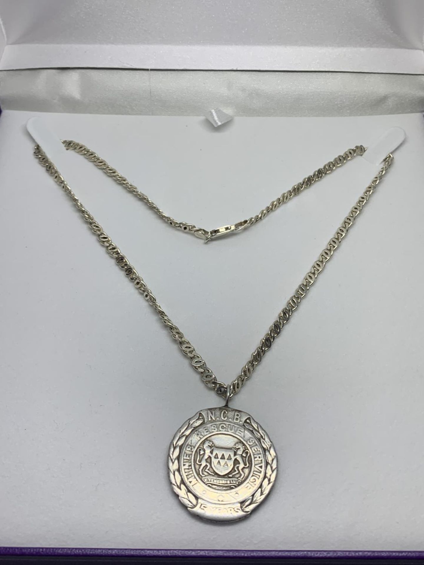 A SILVER NECKLACE WITH A HALLMARKED BIRMINGHAM SILVER MINERS MEDAL IN A PRESENTATION BOX