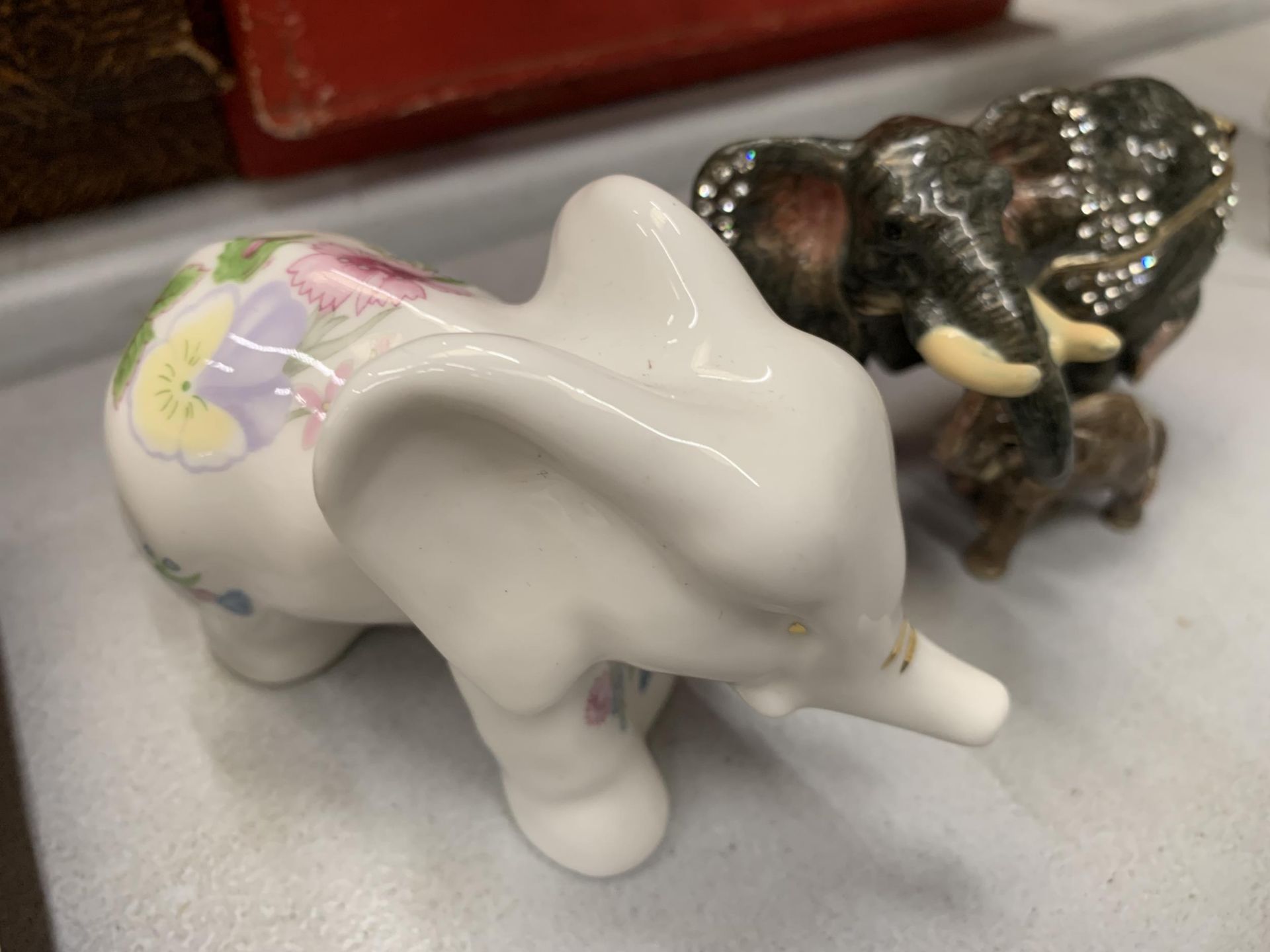 A MIXED LOT TO INCLUDE GLASS ANIMAL PAPERWEIGHTS, MINIATURE GLASS ANIMALS AND THREE ELEPHANTS - Image 2 of 6