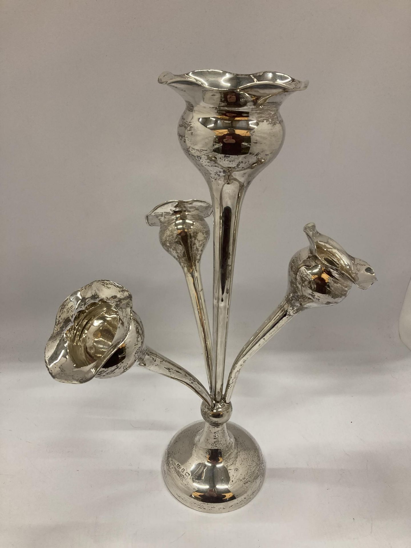 AN EARLY 20TH CENTURY BIRMINGHAM HALLMARKED SILVER EPERGNE WITH THREE DETACHABLE POSIES, MAKER J. - Image 2 of 4