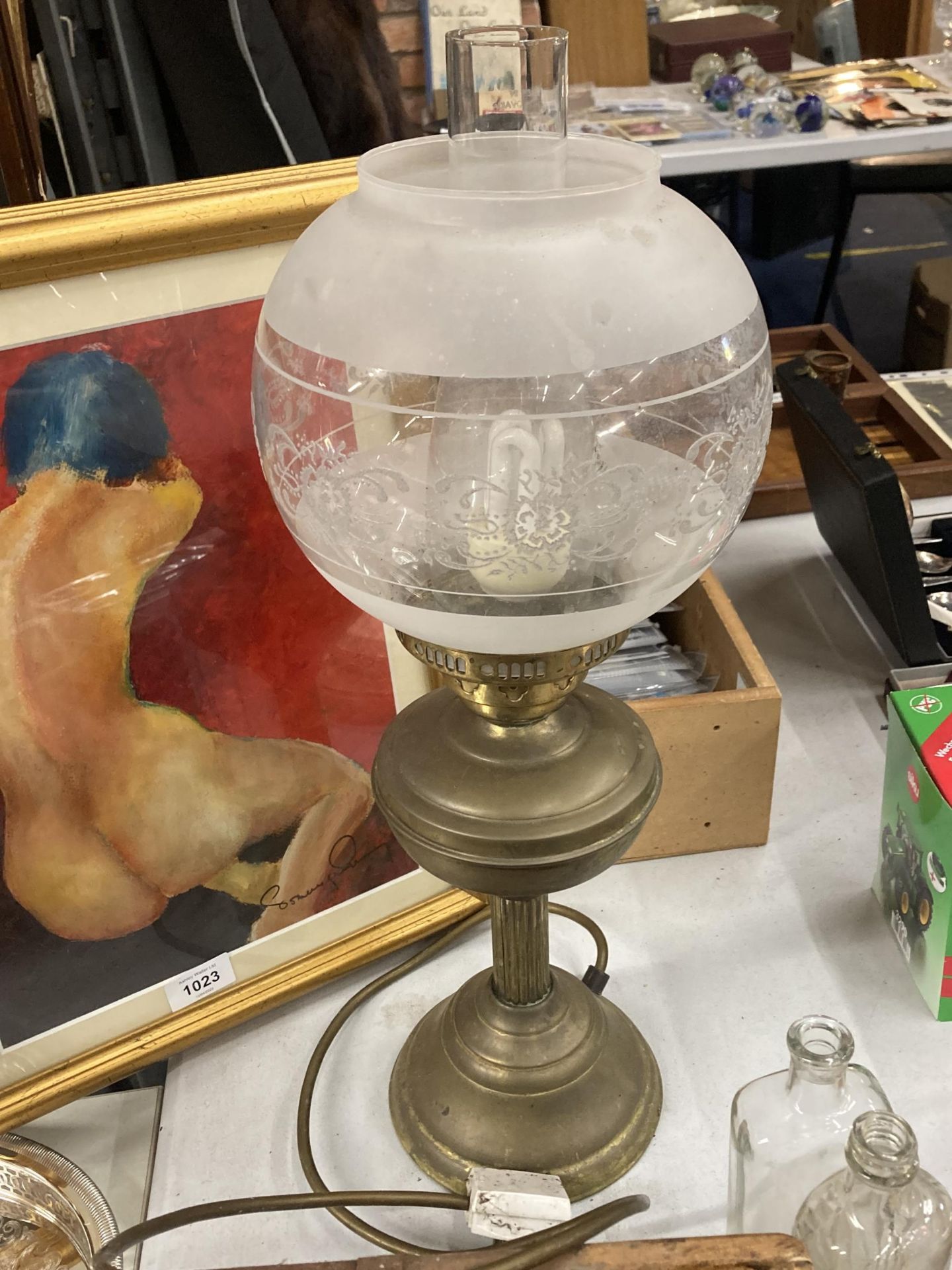 A VINTAGE OIL LAMP WITH FROSTED AND ETCHED SHADE AND GLASS CHIMNEY