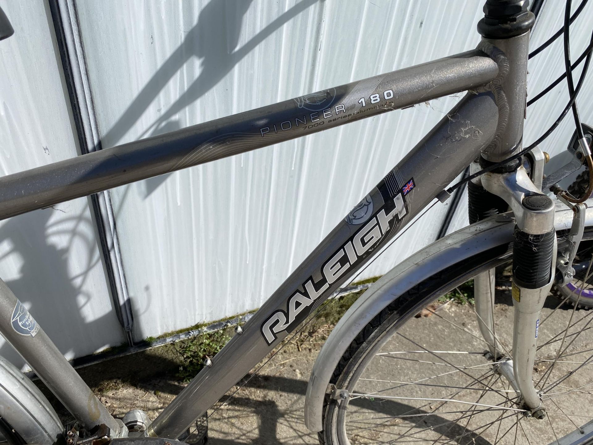 A RALEIGH PIONEER 180 BIKE WITH FRONT SUSPENSION AND 21 SPEED GEAR SYSTEM - Image 2 of 3