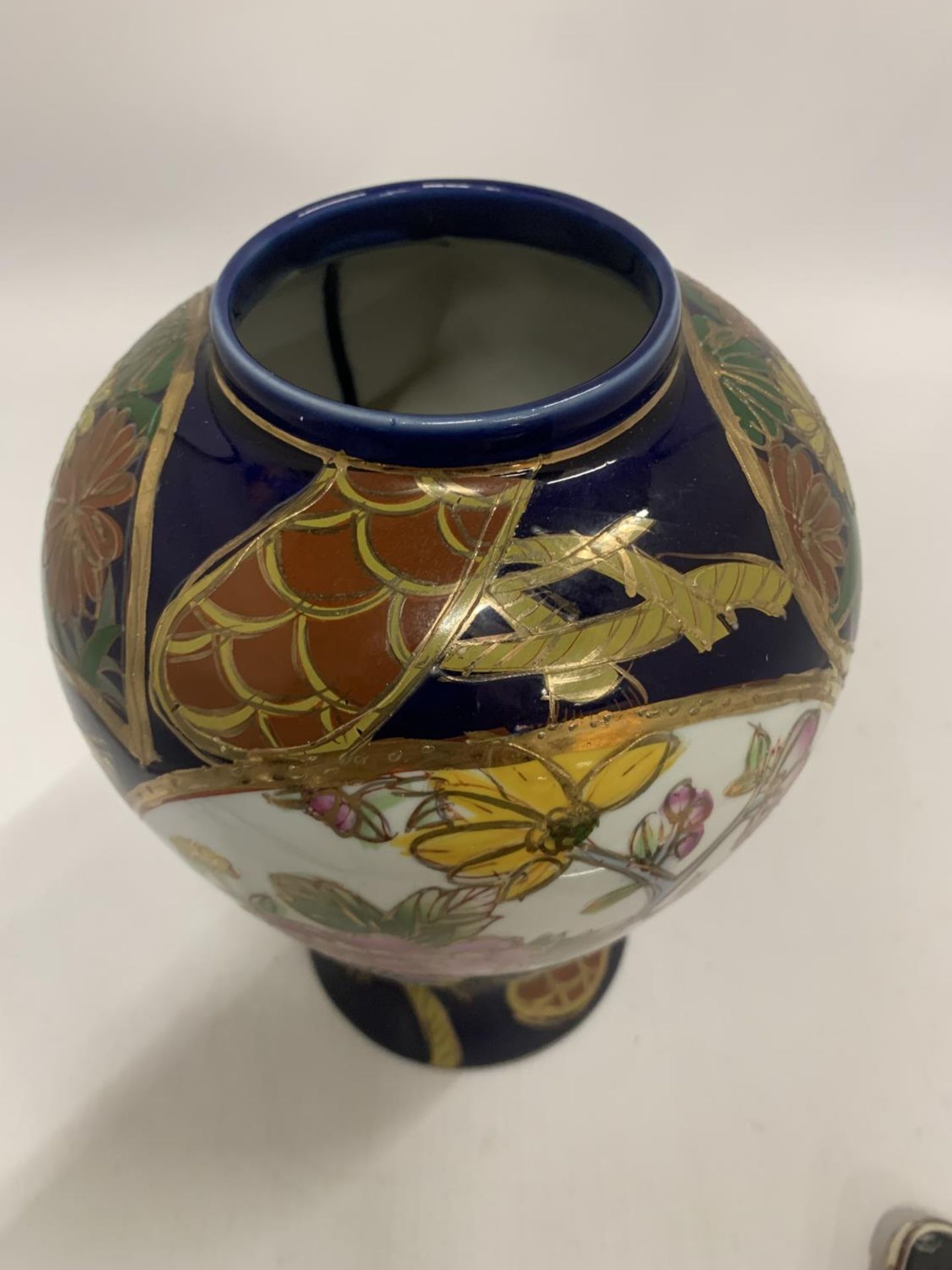 AN ORIENTAL STYLE VASE IN COBALT BLUE WITH FLORAL PATTERN HEIGHT 21CM - Image 2 of 4