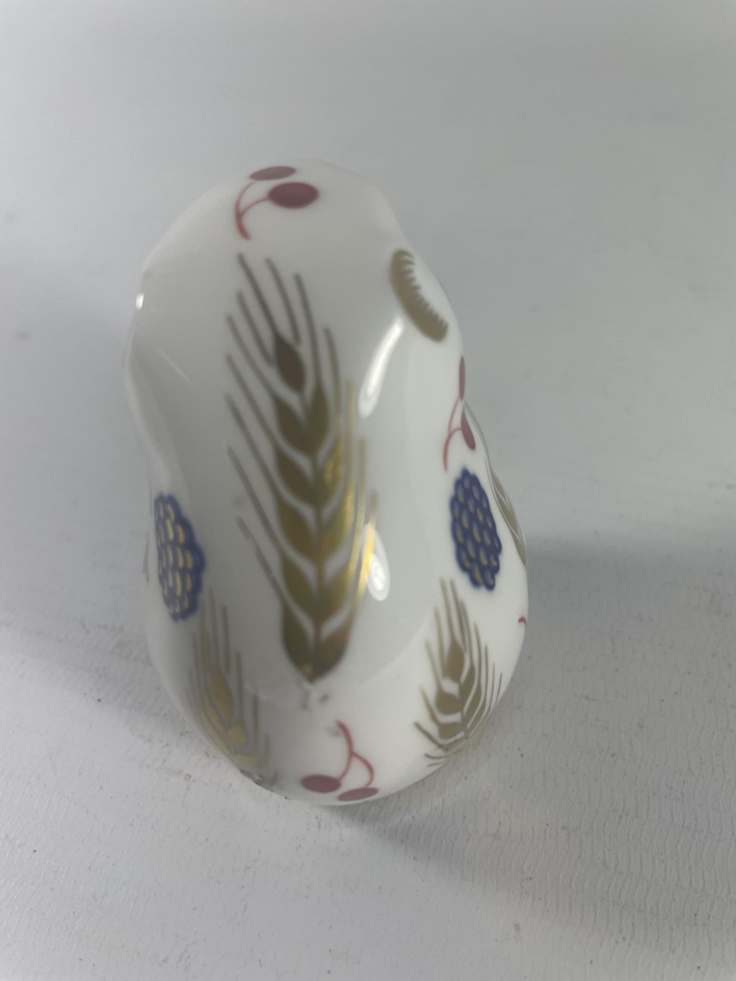 A ROYAL CROWN DERBY HARVEST MOUSE PAPERWEIGHT, NO STOPPER - Image 3 of 4