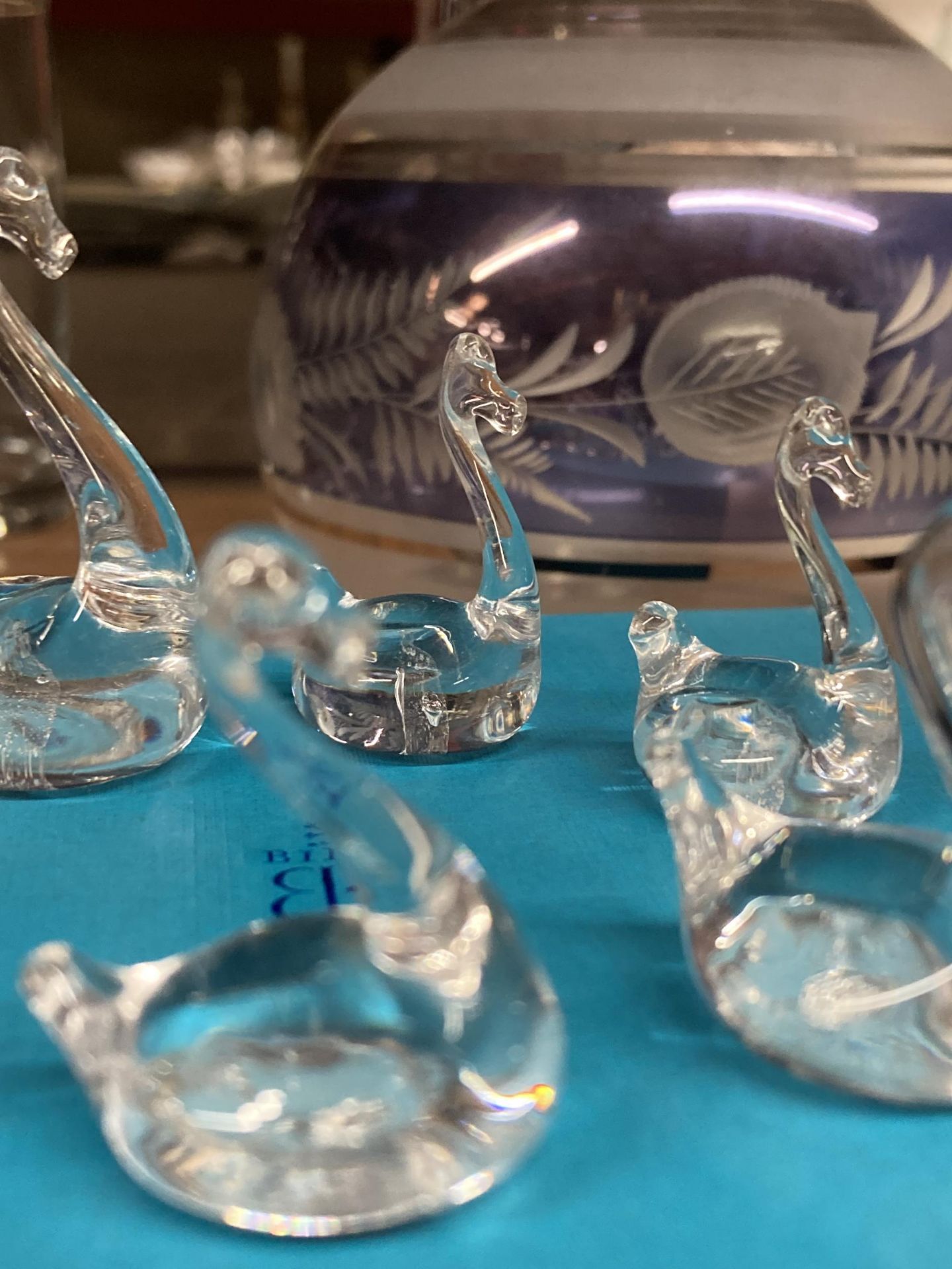 A COLLECTION OF 5 GRADUATING GLASS SWANS BY BIRKS - Image 4 of 4