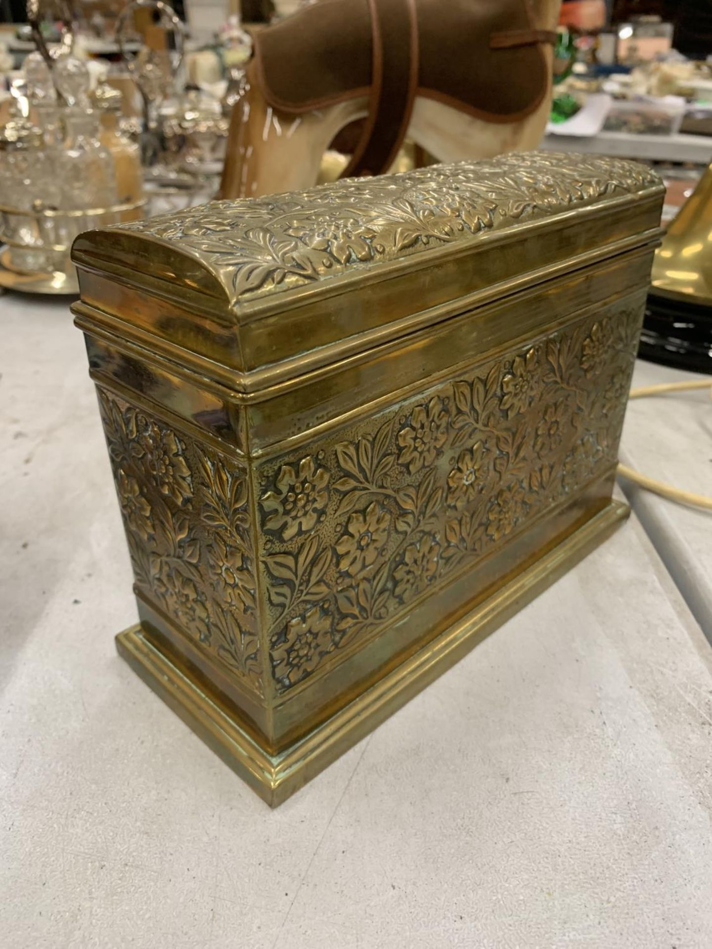 AN ASIAN STYLE BRASS STATIONERY BOX WITH COMPARTMENTS AND INKWELL WITH GLASS LINER, BOTH WITH FLORAL - Image 5 of 6