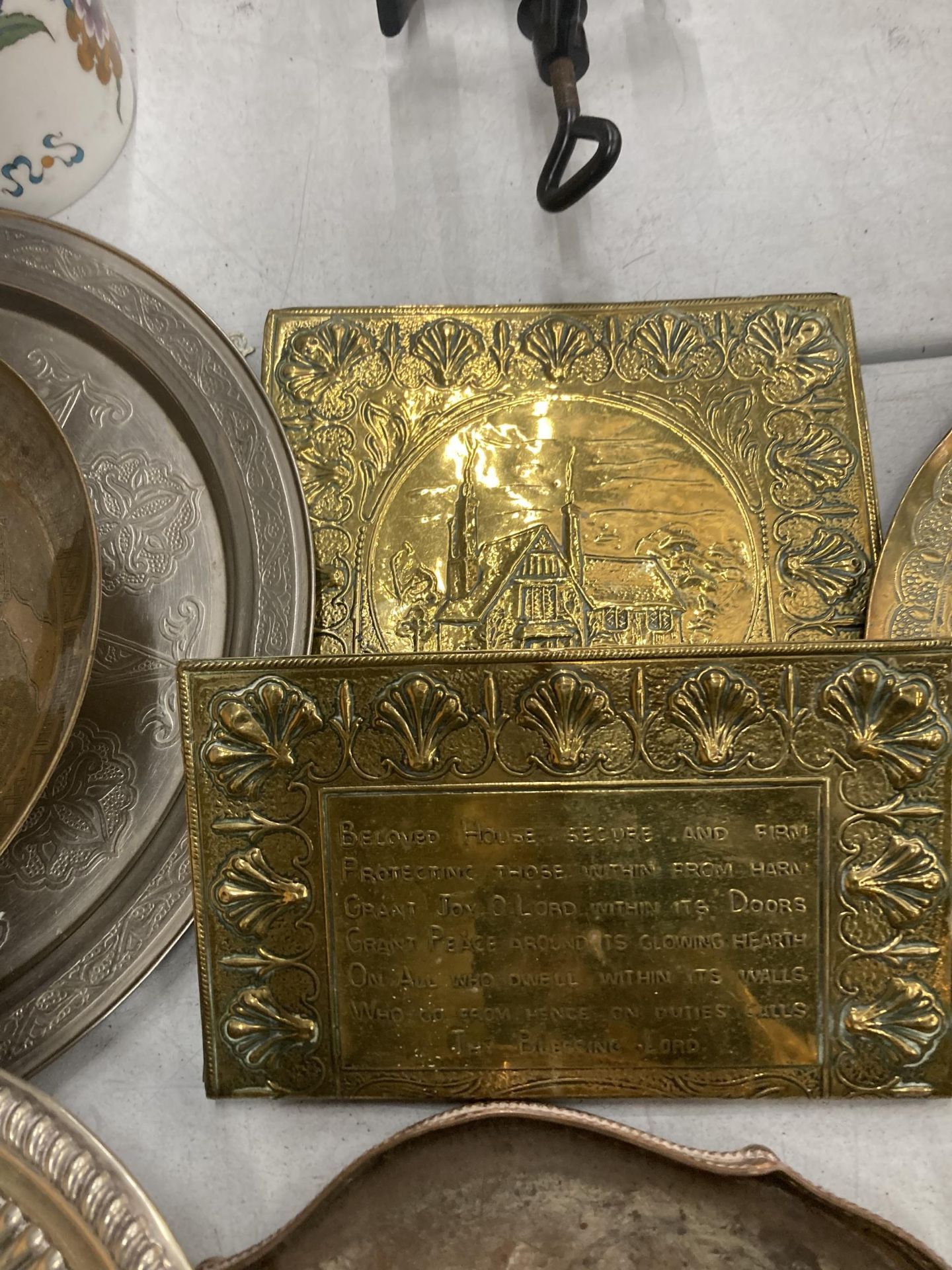 A LARGE QUANTITY OF ITEMS TO INCLUDE BRASS PLAQUES, PLATES, BOWLS, CANDLEABRA, SERVING DISHES, - Image 7 of 10