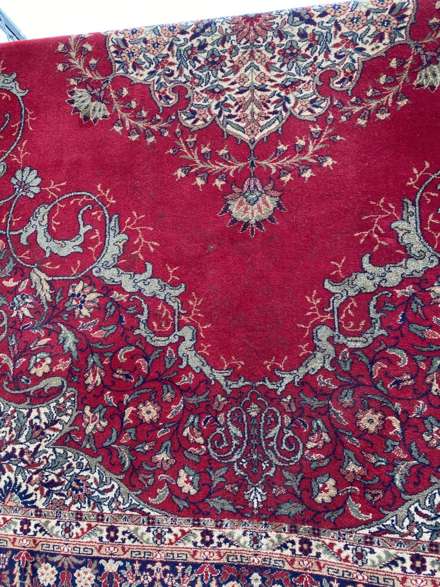 A LARGE VINTAGE RED PATTERNED RUG (3.67M X 4M APPROX) - Image 4 of 5