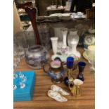 A MIXED COLLECTION OF CERAMIC AND GLASS ITEMS TO INCLUDE VASES, JUGS, ETC