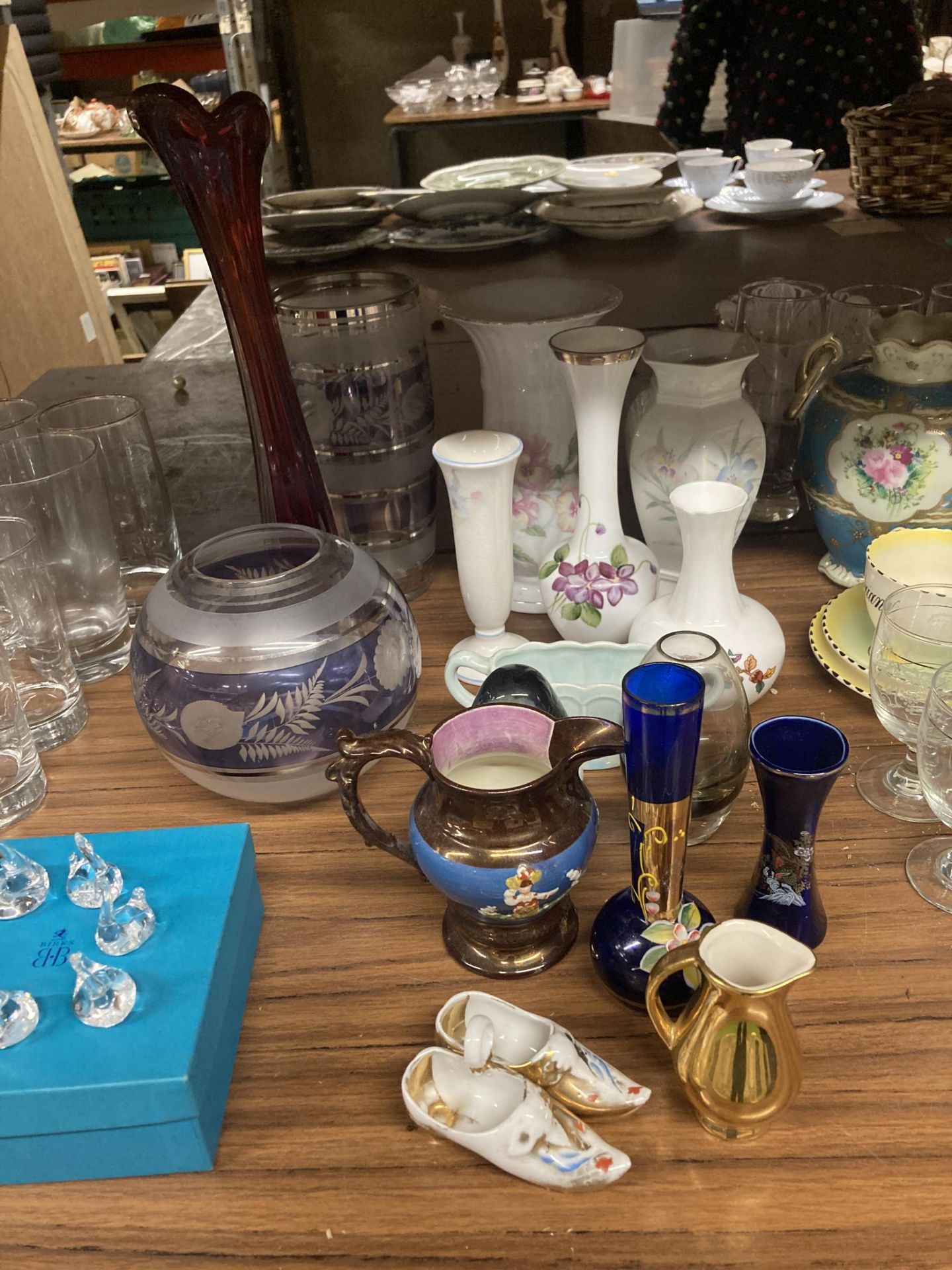 A MIXED COLLECTION OF CERAMIC AND GLASS ITEMS TO INCLUDE VASES, JUGS, ETC