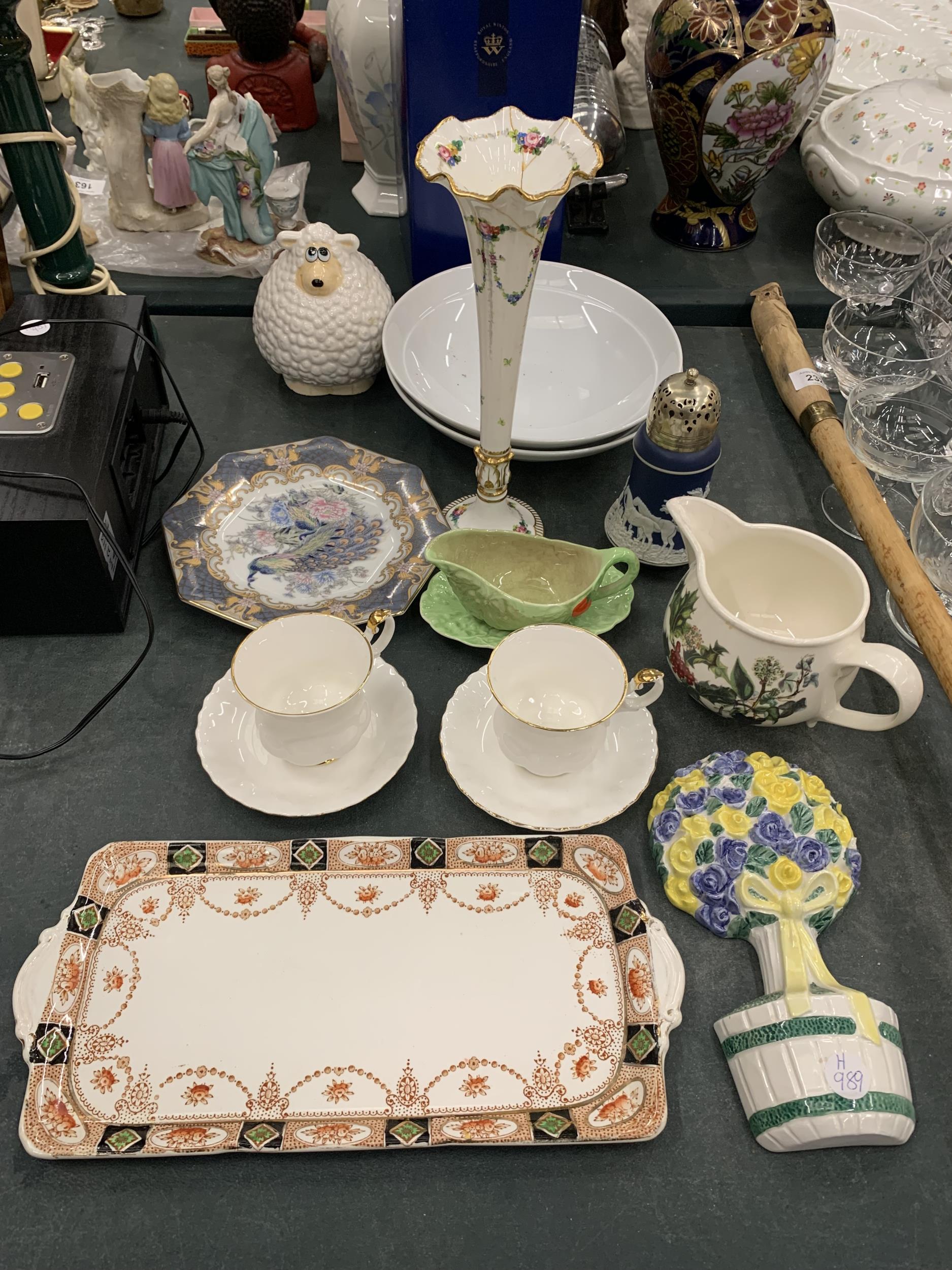 A QUANTITY OF VINTAGE CERAMIC ITEMS TO INCLUDE ROYAL ALBERT VAL D'OR CUPS AND SAUCERS,