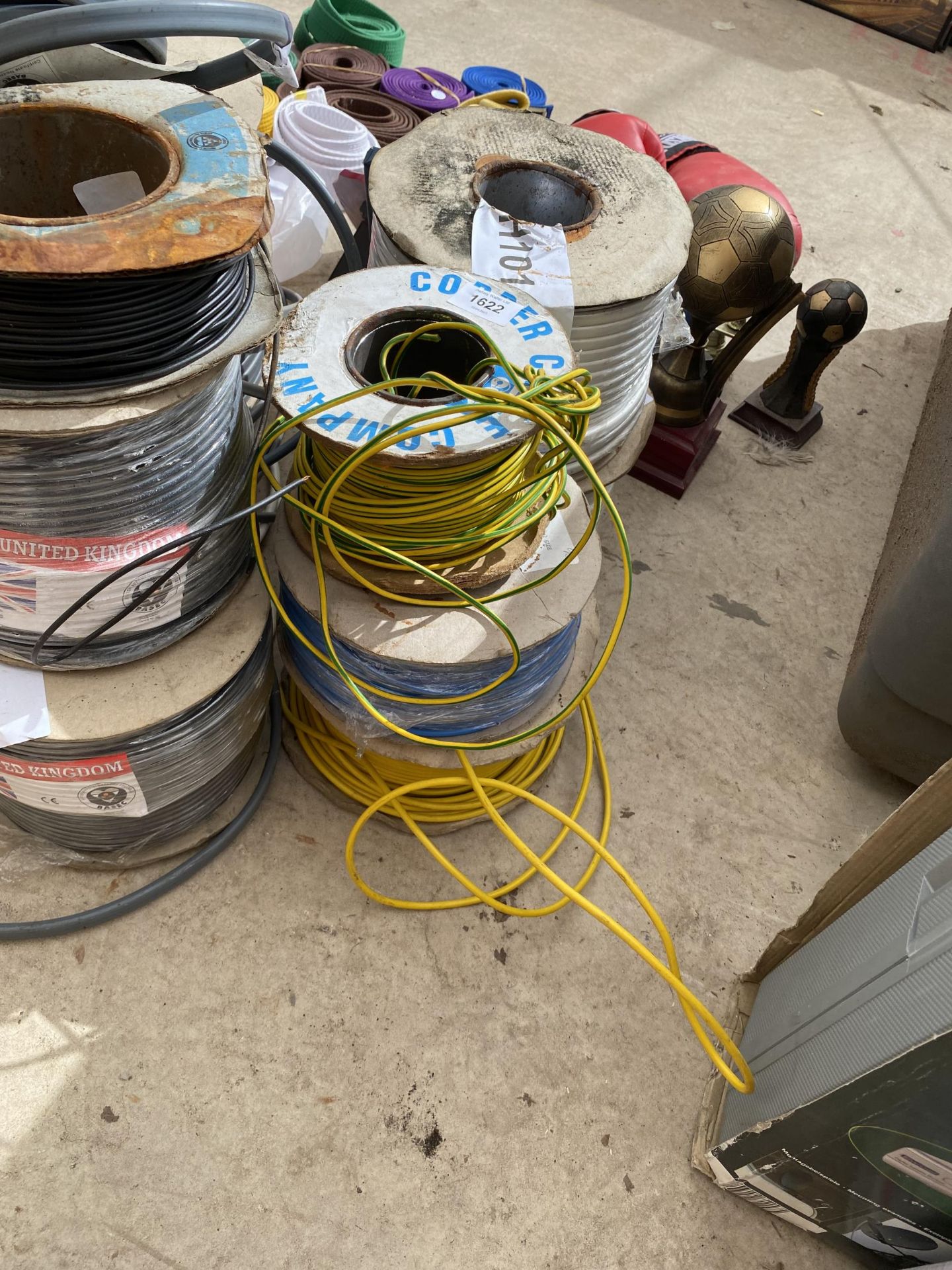 A LARGE QUANTITY OF ASSORTED CABLE AND WIRE - Image 3 of 3