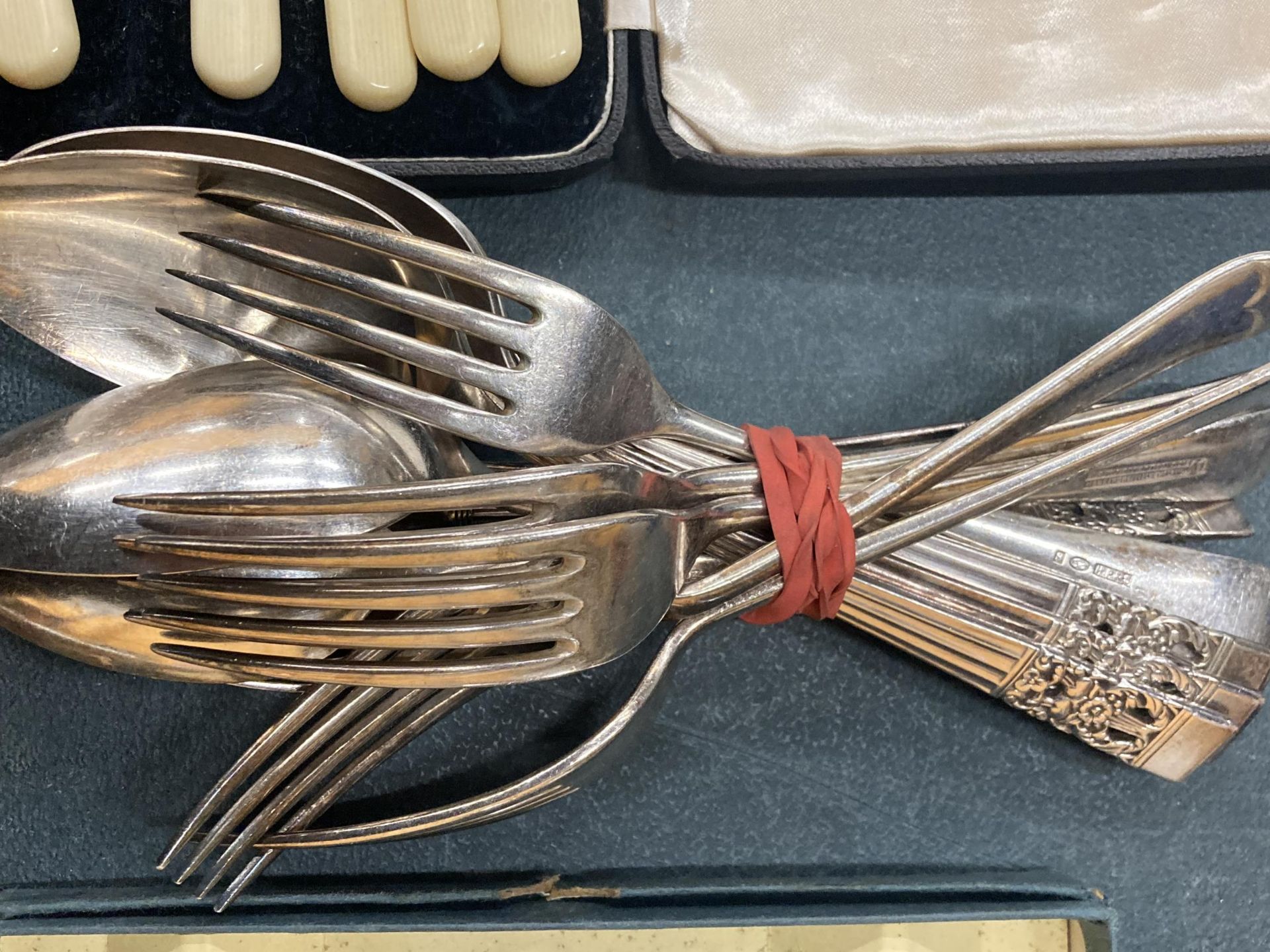A QUANTITY OF VINTAGE FLATWARE TO INCLUDE TWO BOXED SETS OF KNIVES PLUS FORKS AND SPOONS - Image 3 of 4