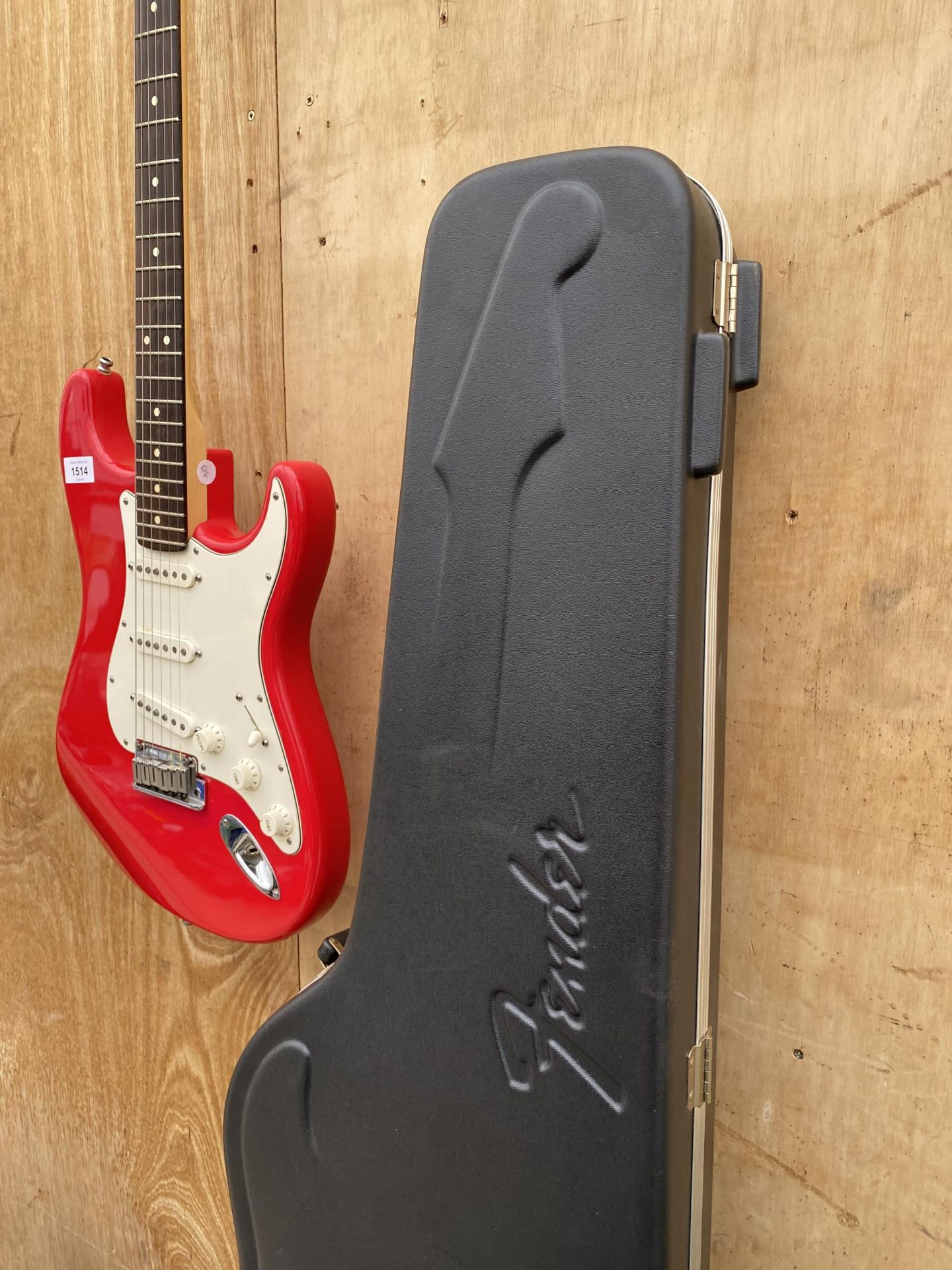 A RED FENDER STRATOCASTER ELECTRIC GUITAR WITH FENDER CARRY CASE ( SERIAL NUMBER: Z0132916) - Image 7 of 10