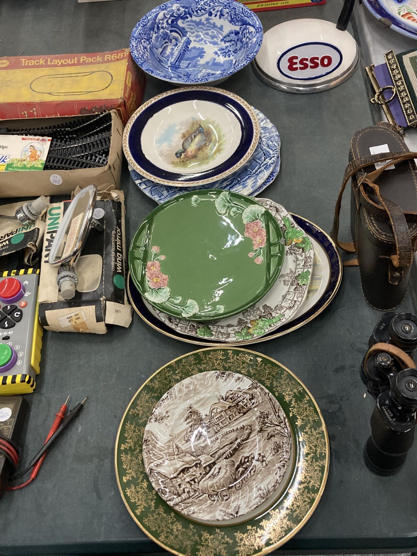 A QUANTITY OF CERAMIC PLATES TO INCLUDE BLUE AND WHITE, COPELAND SPODE BYRON, ETC