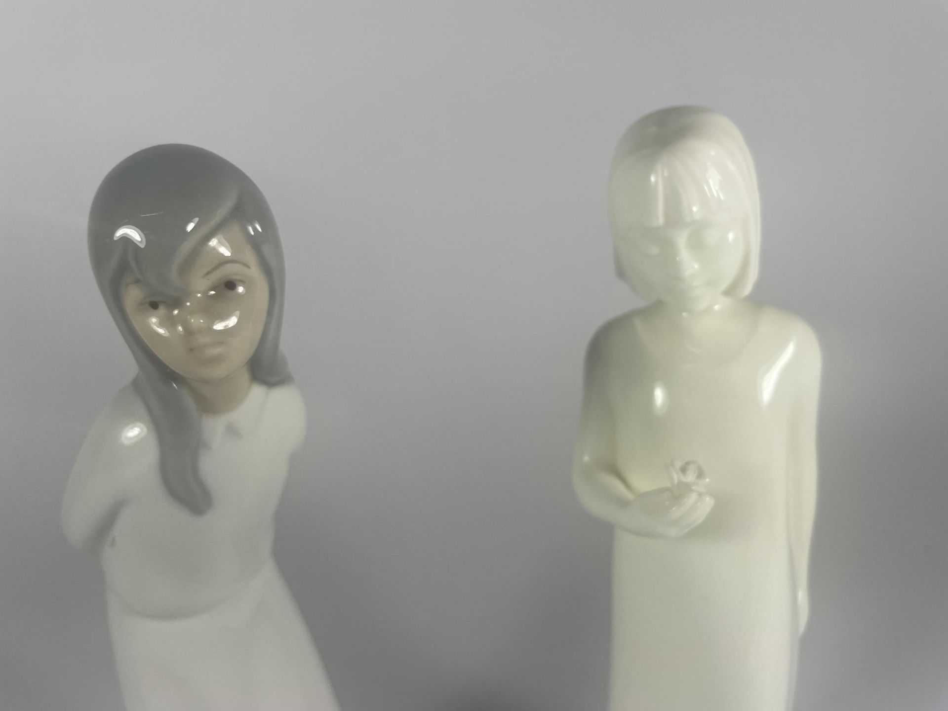 TWO LADY FIGURES TO INCLUDE A ROYAL WORCESTER MOMENTS WITH LOVE FIGURE - Image 4 of 6