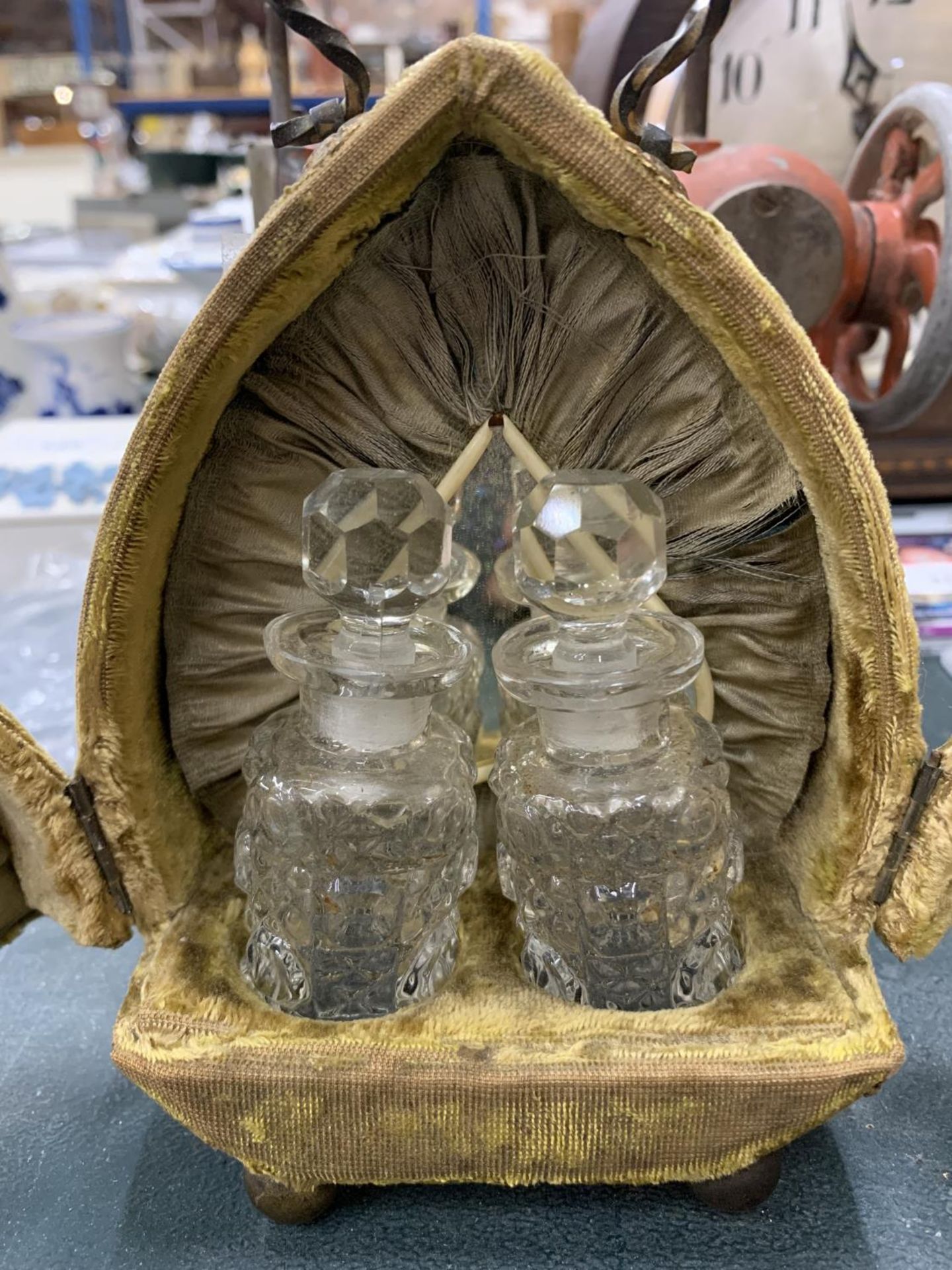 A VICTORIAN VELVET SCENT BOTTLE CASE WITH SILK LINING AND TWO SCENT BOTTLES - Image 2 of 4